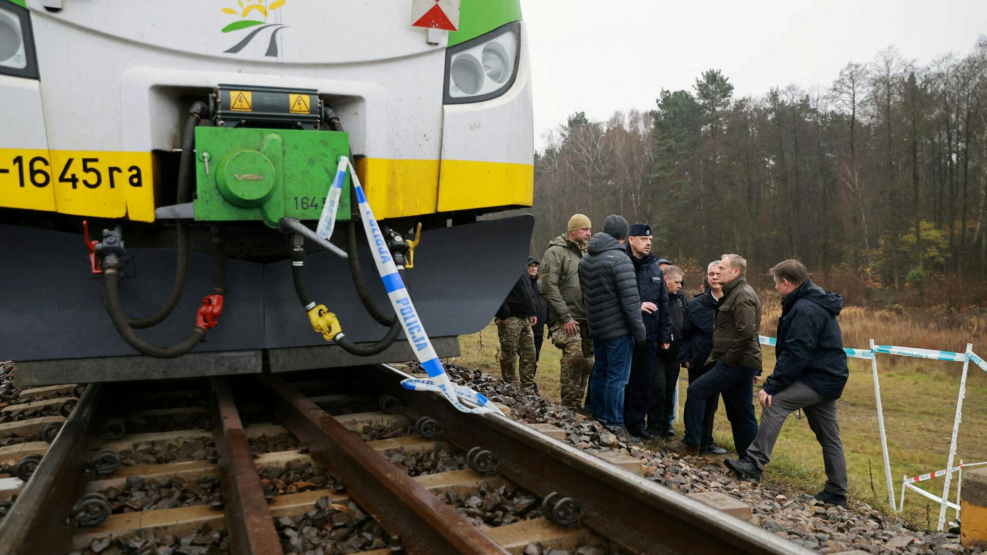 Her besøger den polske statsminister Donald Tusk stedet, hvor jernbanelinjen blev ødelagt.