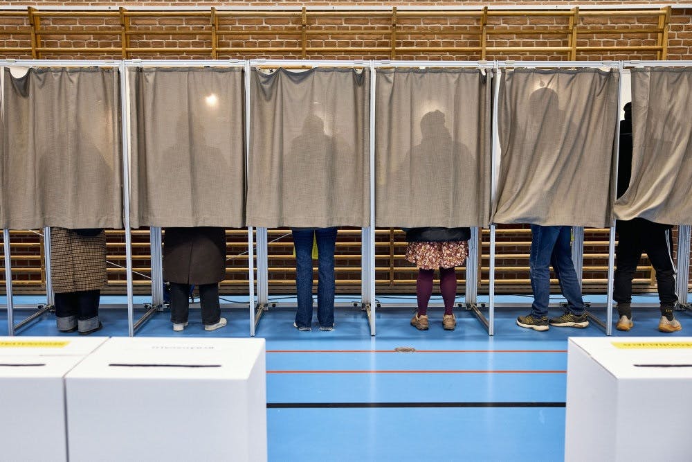 Aarhusianerne stemte blandt andet i Åbyhallen i Aarhus tirsdag. Stemmeprocenten ved kommunalvalget er på landsplan endt på 69,2 procent. - Foto: Mikkel Berg Pedersen/Ritzau Scanpix