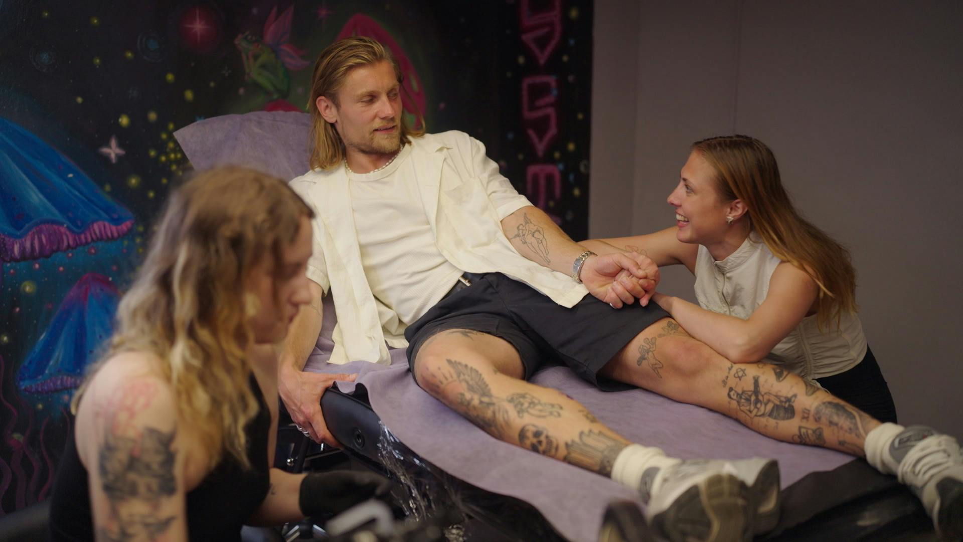 Christian og Bianca fik tatoveret ens symboler på deres date. Hun valgte Yin og Yang.