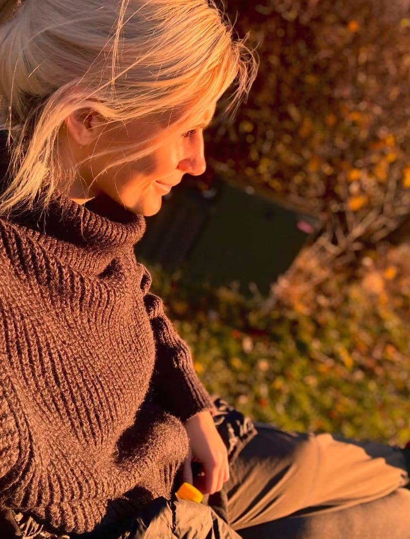 Josephine sidder for tiden i kørestol og får stærk nervemedicin.