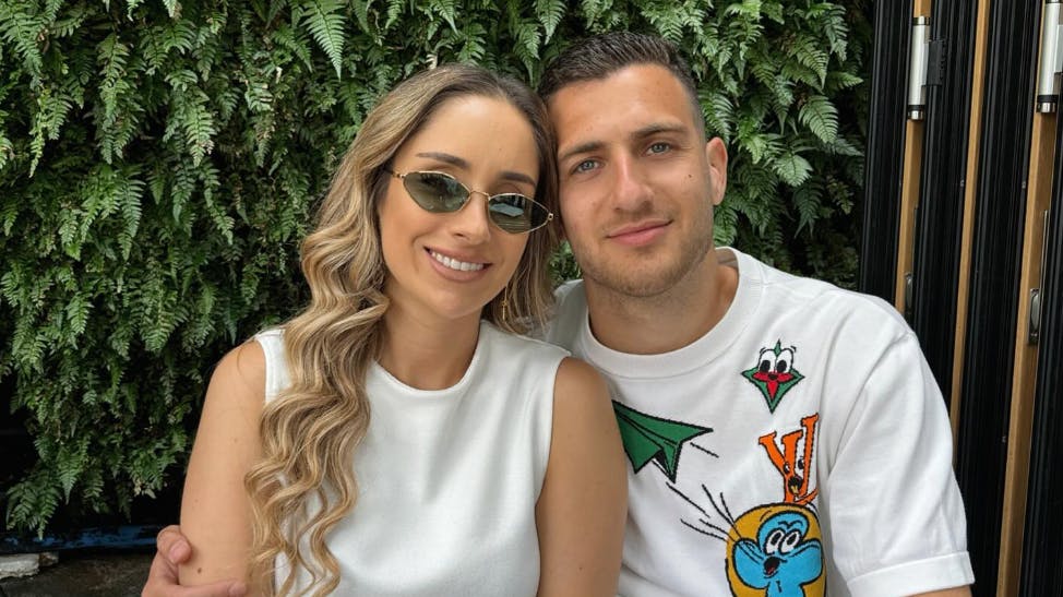 Tre bliver snart til fire hjemme hos Diogo Dalot og Claudia Lopes. De skal være forældre til en dreng.