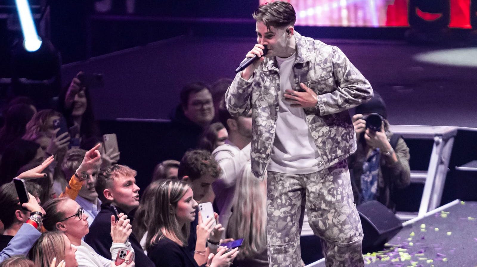 Gobs står blandt andet bag hits som ”Tak for sidst” og ”Tro på kærlighed”.