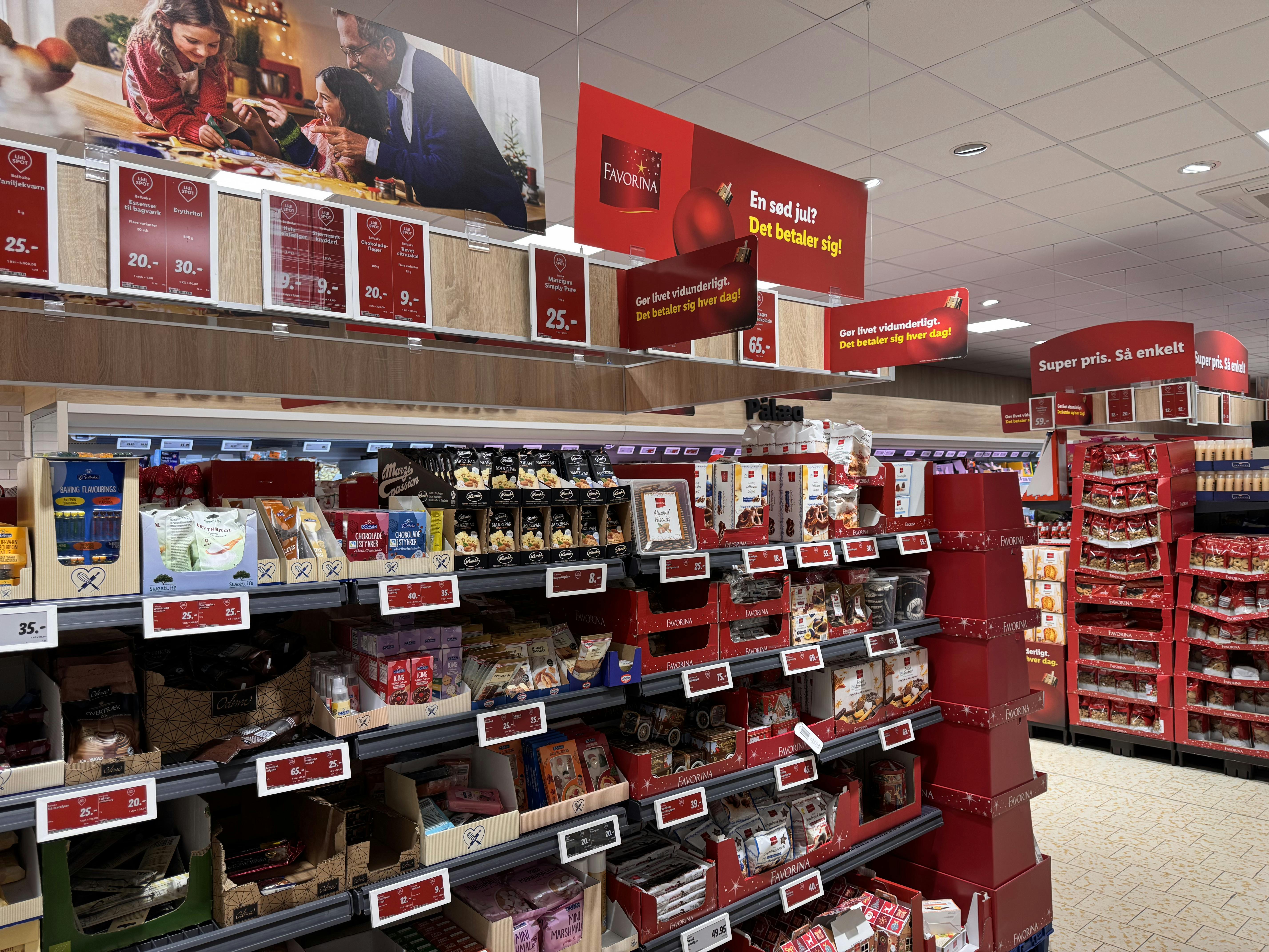 Lidl oplyser, at man sænker prisen på blandt andet julesnacks.