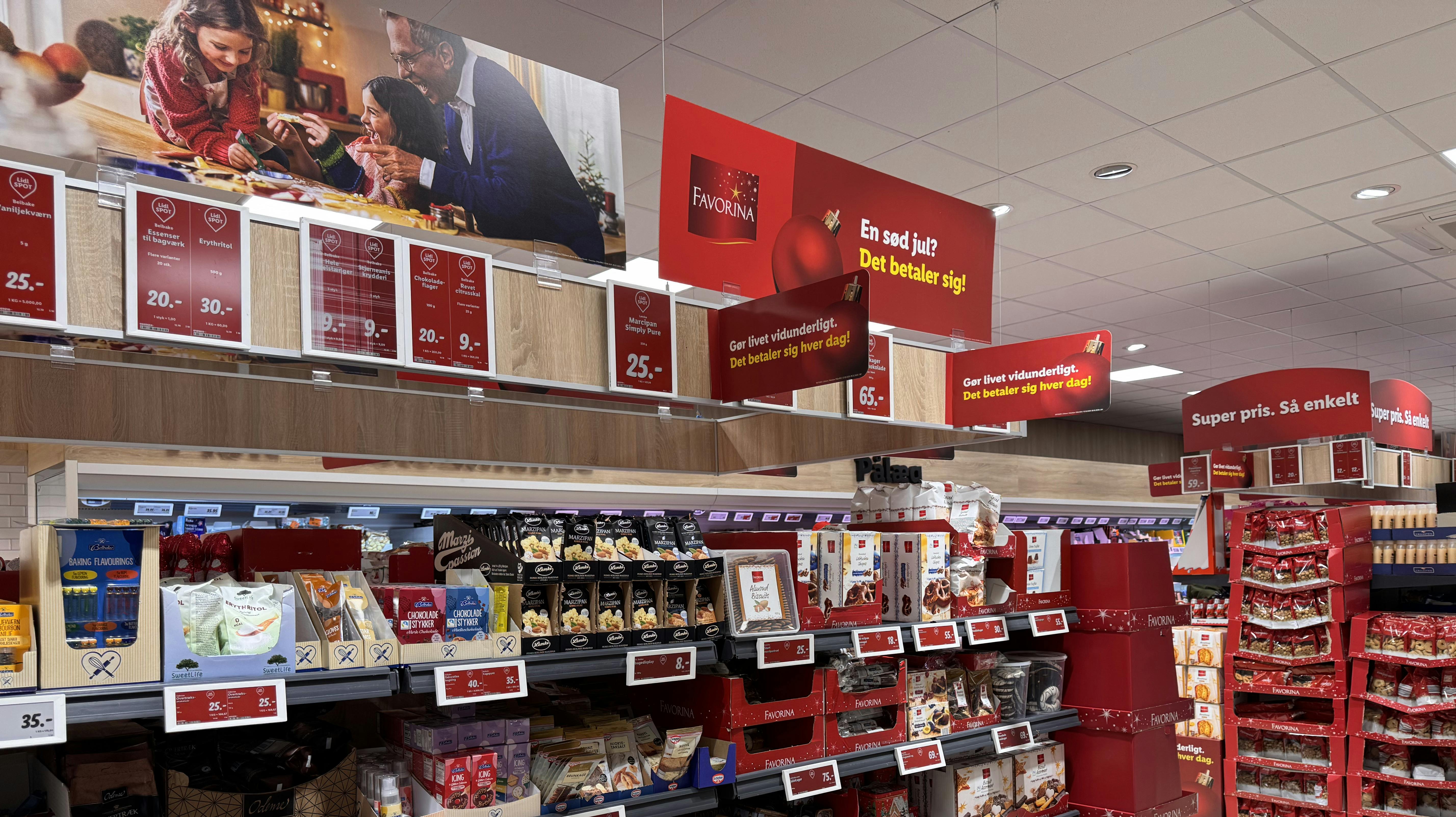 Lidl oplyser, at man sænker prisen på blandt andet julesnacks.