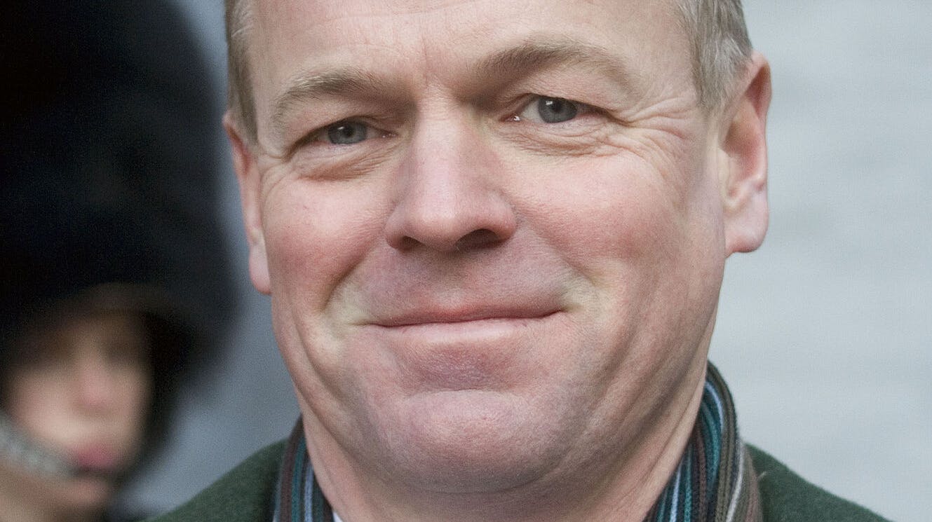 Ifølge Ekstra Bladet er den dømte godsejer venner med kong Frederik, og har blandt andet været gæst på skibet Dannebrog samt inviteret med på kongens jagter.