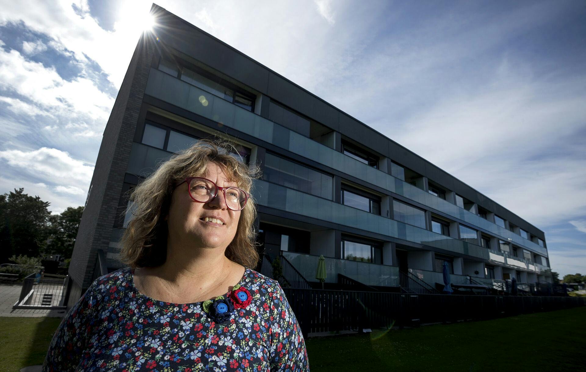 Ulla Sørensen fra socialdemokraterne fotograferet i det sociale boligbyggeri Melfarparken i Middelfart, hvor hun bor. Foto : Søren E. Alwan