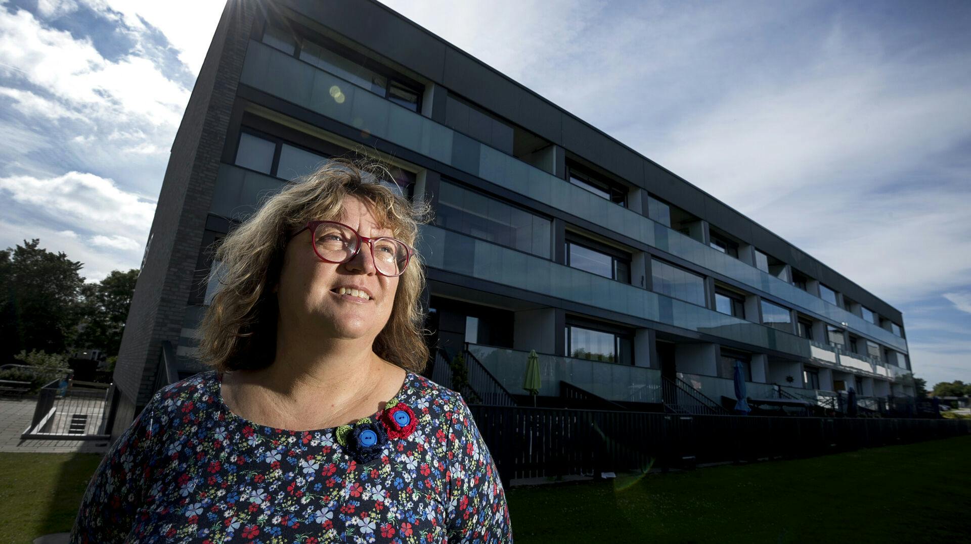 Ulla Sørensen fra socialdemokraterne fotograferet i det sociale boligbyggeri Melfarparken i Middelfart, hvor hun bor. Foto : Søren E. Alwan