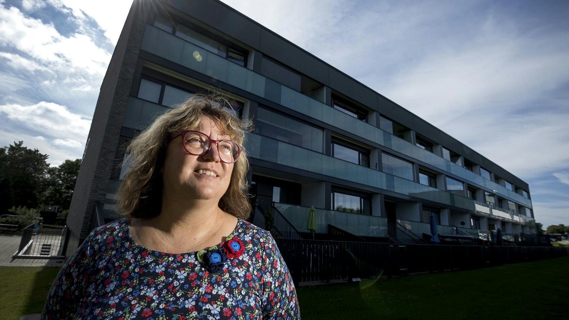 Ulla Sørensen fra socialdemokraterne fotograferet i det sociale boligbyggeri Melfarparken i Middelfart, hvor hun bor. Foto : Søren E. Alwan