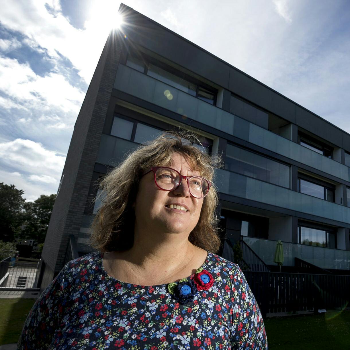 Ulla Sørensen fra socialdemokraterne fotograferet i det sociale boligbyggeri Melfarparken i Middelfart, hvor hun bor. Foto : Søren E. Alwan