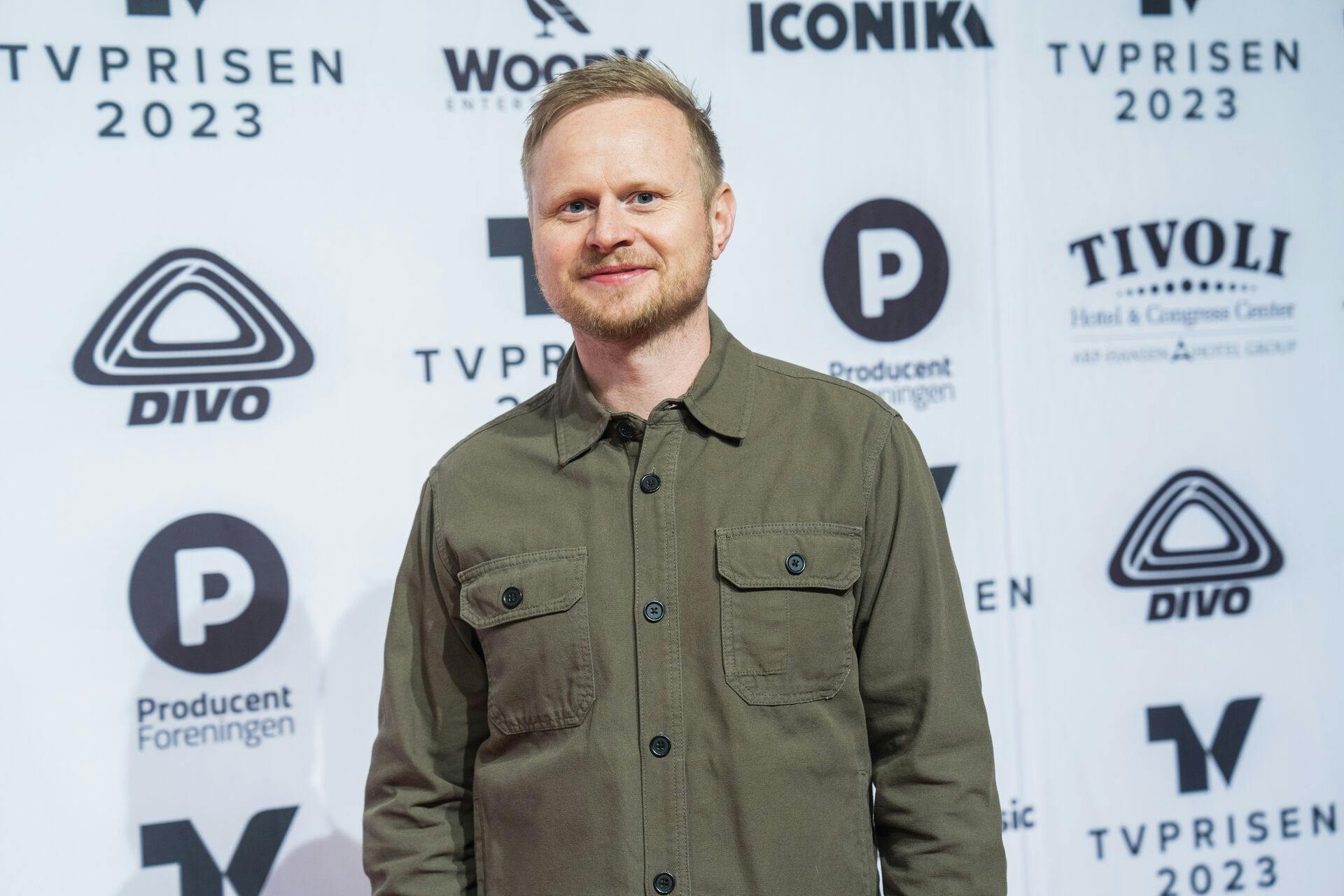 Mens Spangs tidligere kollegaer starter et nyt radioprogram, er der komplet radiotavshed hos Spang selv.