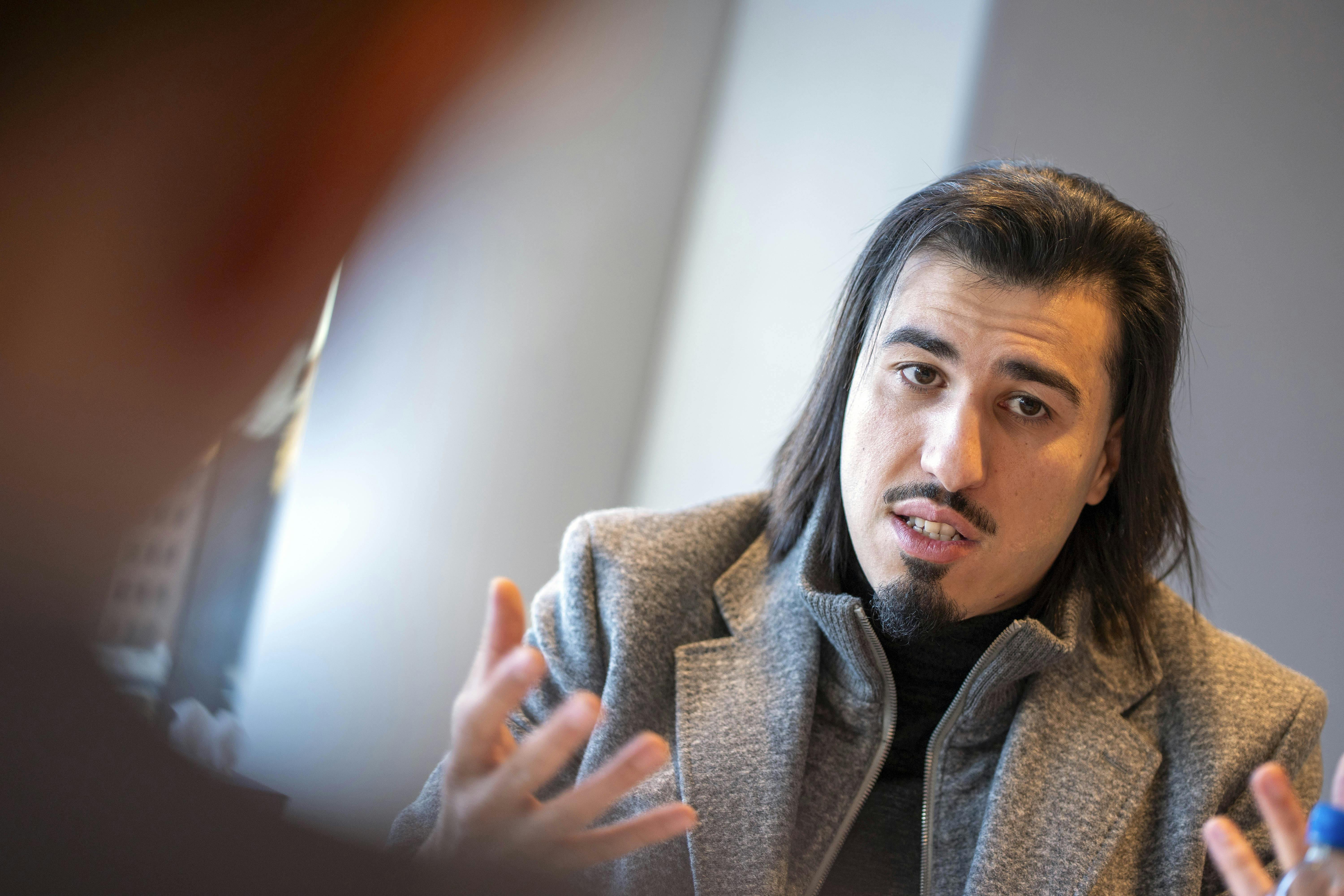 Snak med Wael, der har udgivet bogen ”Hvidvaskeren” Han stiller nu frem med navn og ansigt, efter han i første omgang har været anonym grundet et voldsomt trusselsbillede fra bandemiljøet herhjemme