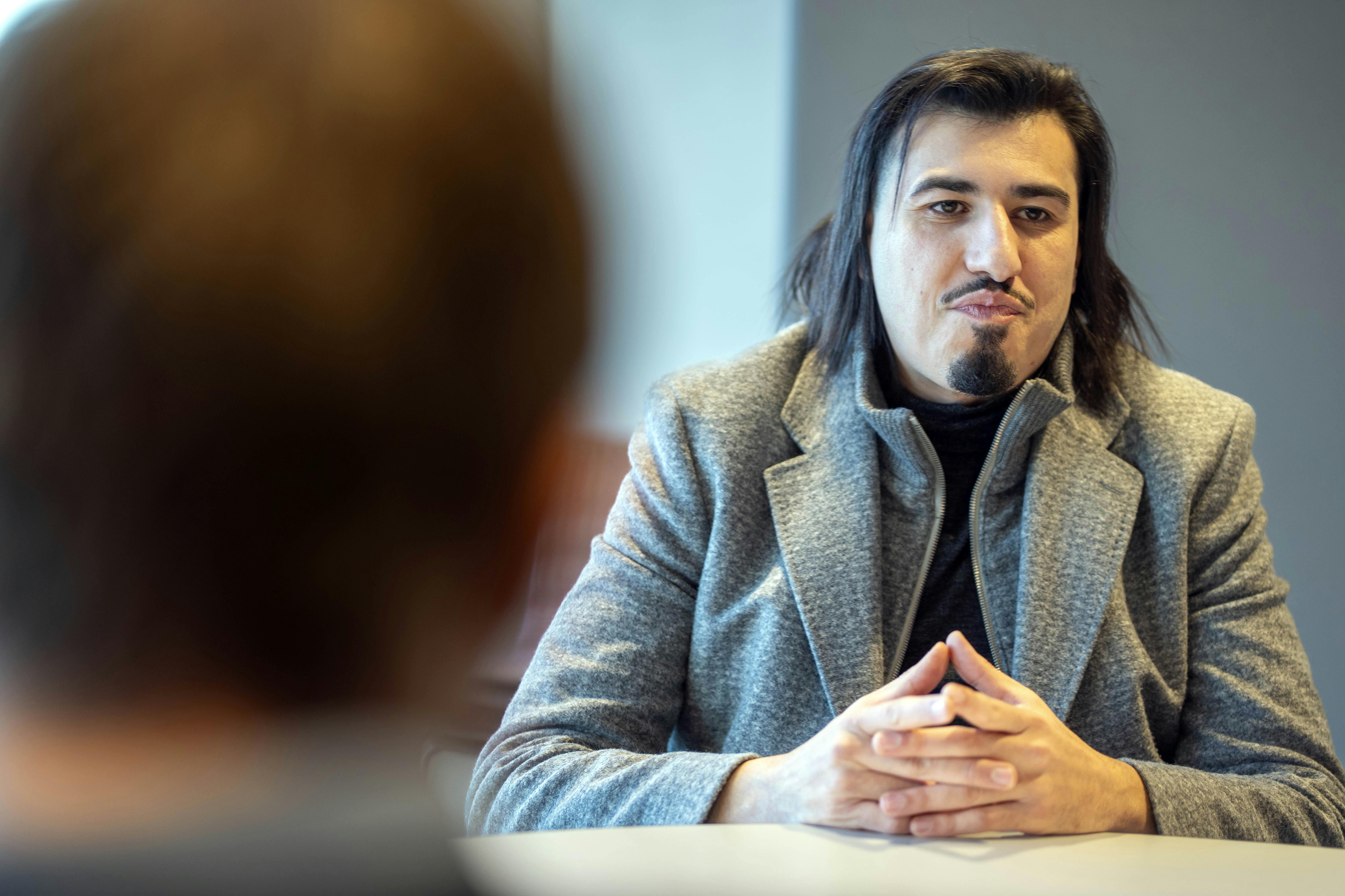 Snak  med Wael, der har udgivet bogen ”Hvidvaskeren” Han stiller nu frem med navn og ansigt, efter han i første omgang har været anonym grundet et voldsomt trusselsbillede fra bandemiljøet herhjemme