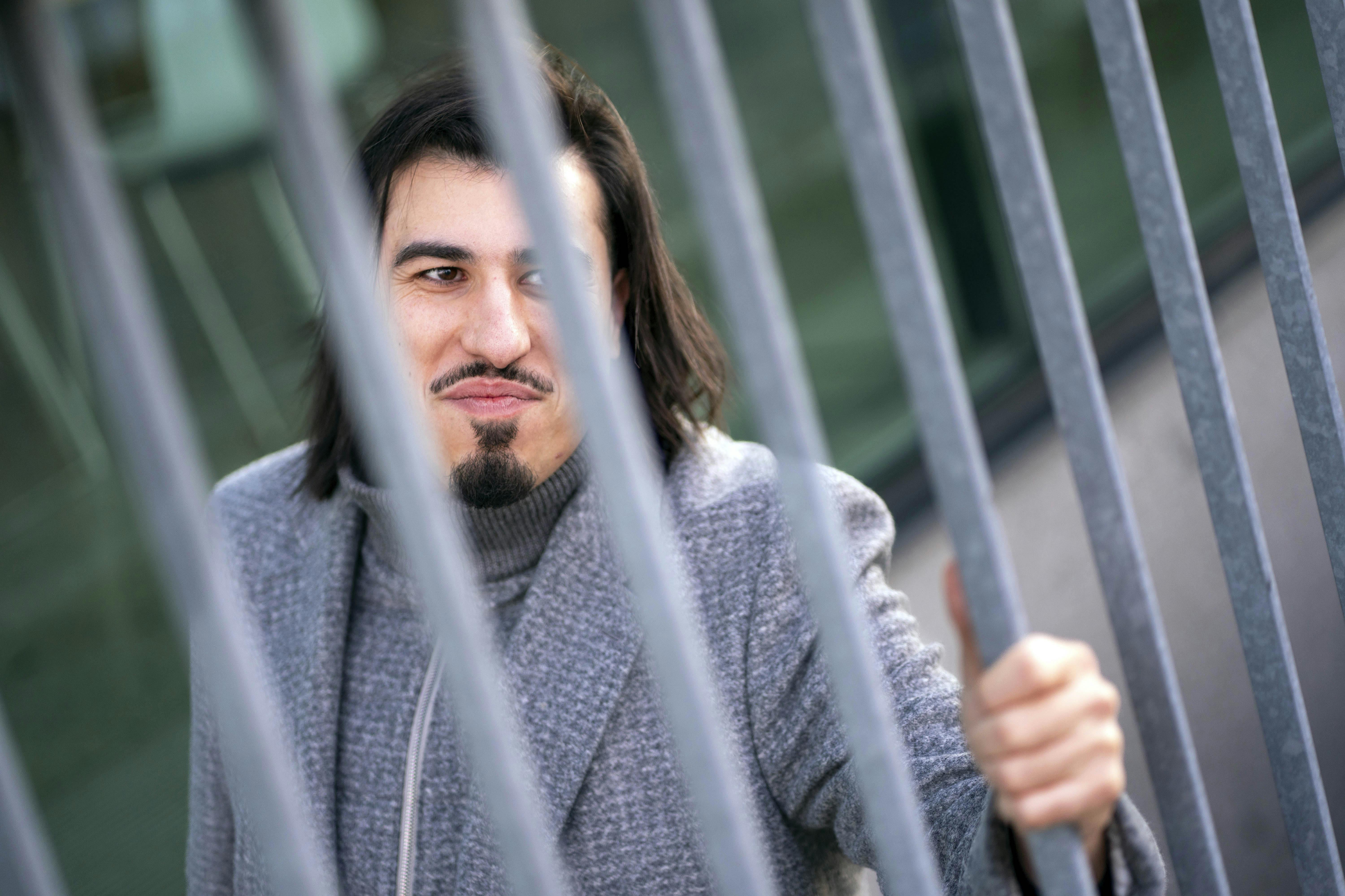 Snak  med Wael, der har udgivet bogen ”Hvidvaskeren” Han stiller nu frem med navn og ansigt, efter han i første omgang har været anonym grundet et voldsomt trusselsbillede fra bandemiljøet herhjemme