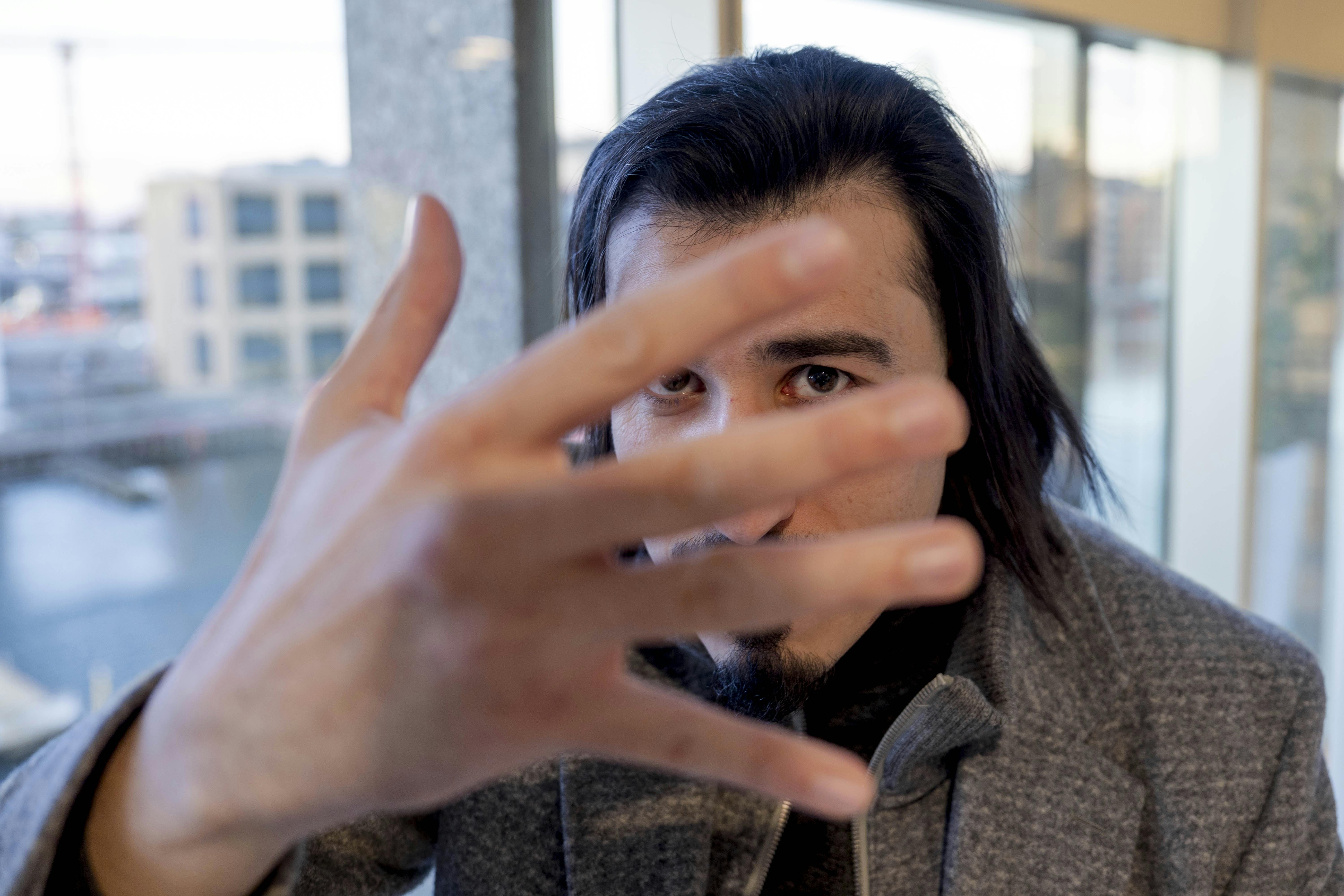 Snak  med Wael, der har udgivet bogen ”Hvidvaskeren” Han stiller nu frem med navn og ansigt, efter han i første omgang har været anonym grundet et voldsomt trusselsbillede fra bandemiljøet herhjemme