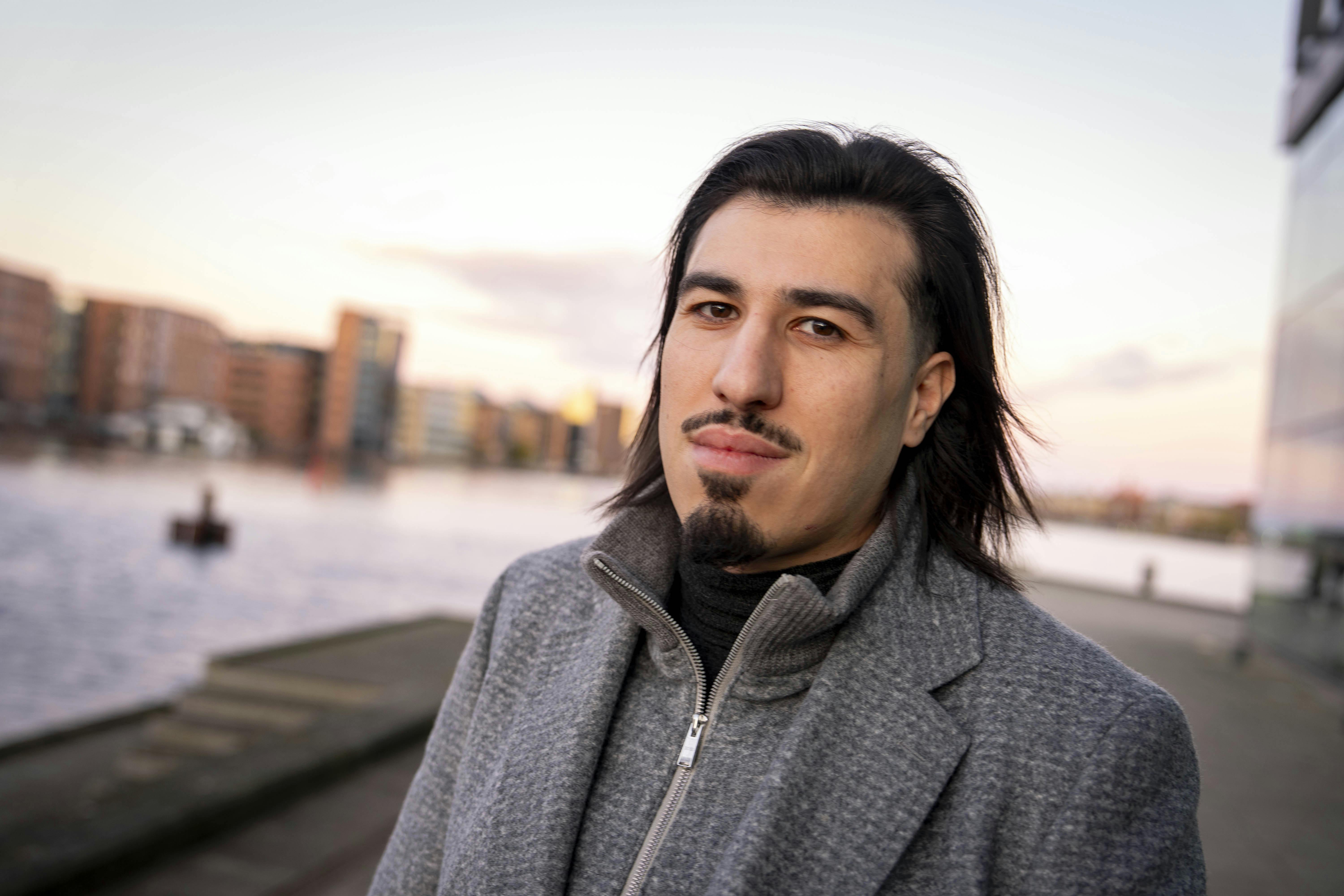 Snak  med Wael, der har udgivet bogen ”Hvidvaskeren” Han stiller nu frem med navn og ansigt, efter han i første omgang har været anonym grundet et voldsomt trusselsbillede fra bandemiljøet herhjemme