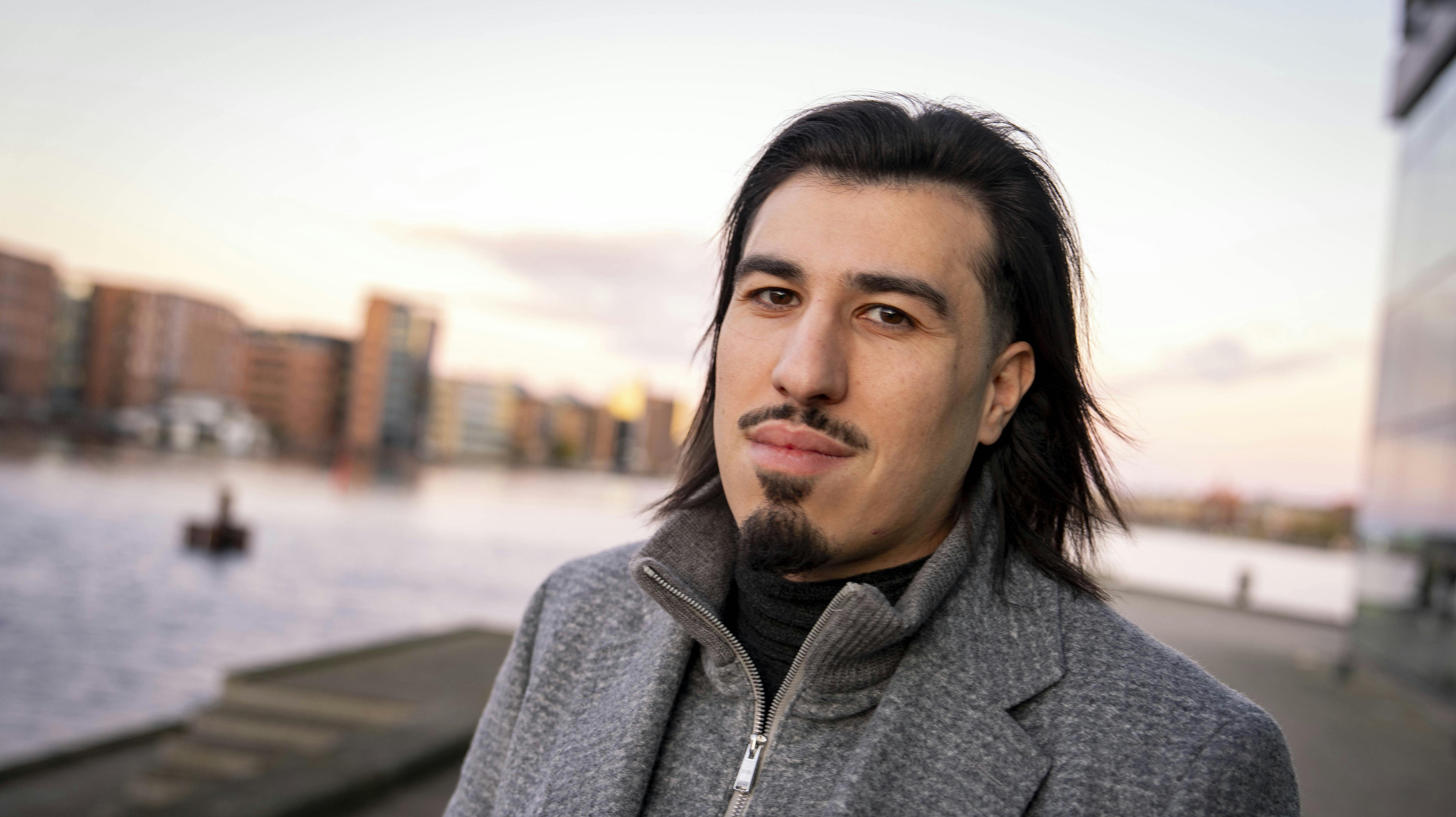 Snak med Wael, der har udgivet bogen ”Hvidvaskeren” Han stiller nu frem med navn og ansigt, efter han i første omgang har været anonym grundet et voldsomt trusselsbillede fra bandemiljøet herhjemme