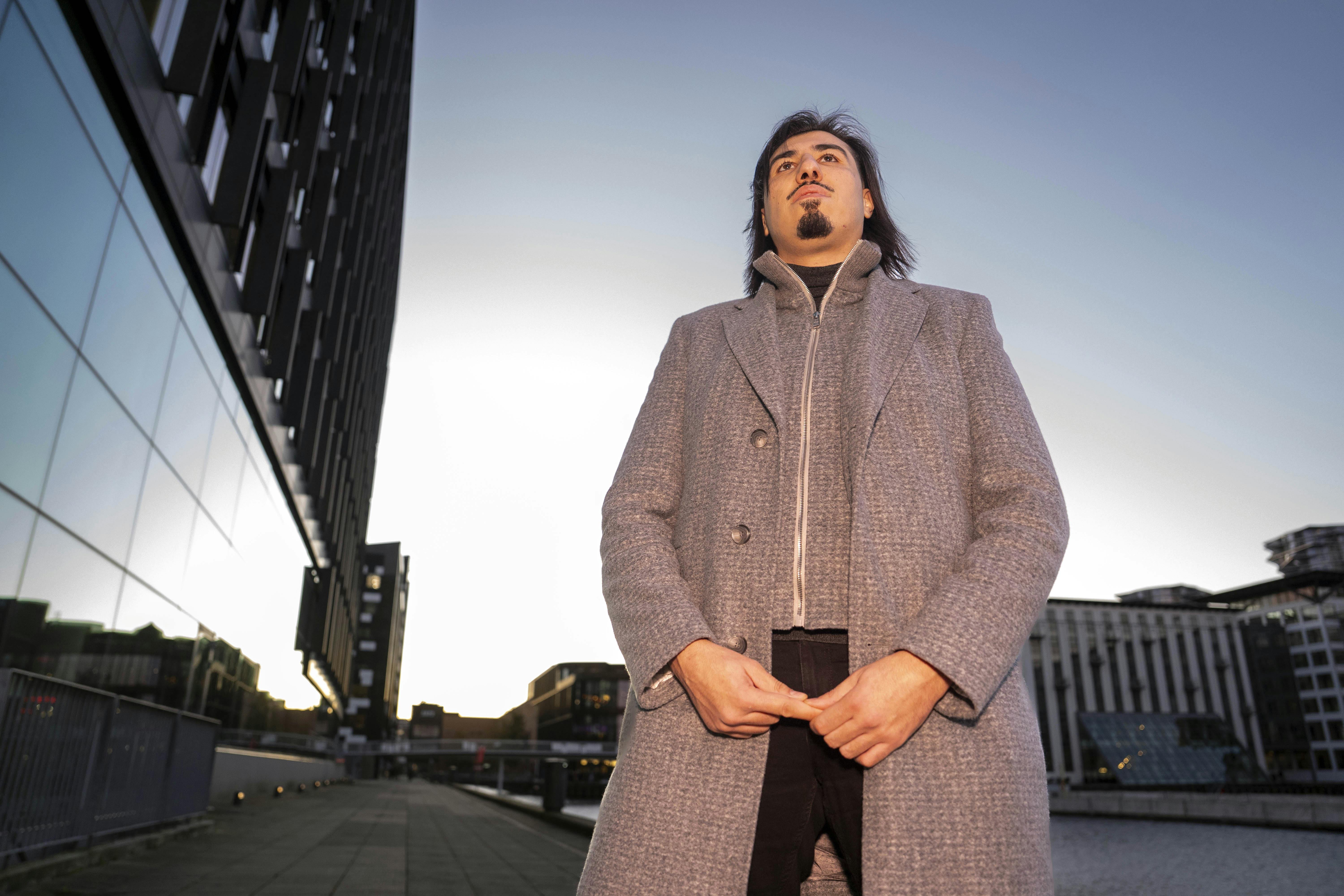 Snak  med Wael, der har udgivet bogen ”Hvidvaskeren” Han stiller nu frem med navn og ansigt, efter han i første omgang har været anonym grundet et voldsomt trusselsbillede fra bandemiljøet herhjemme