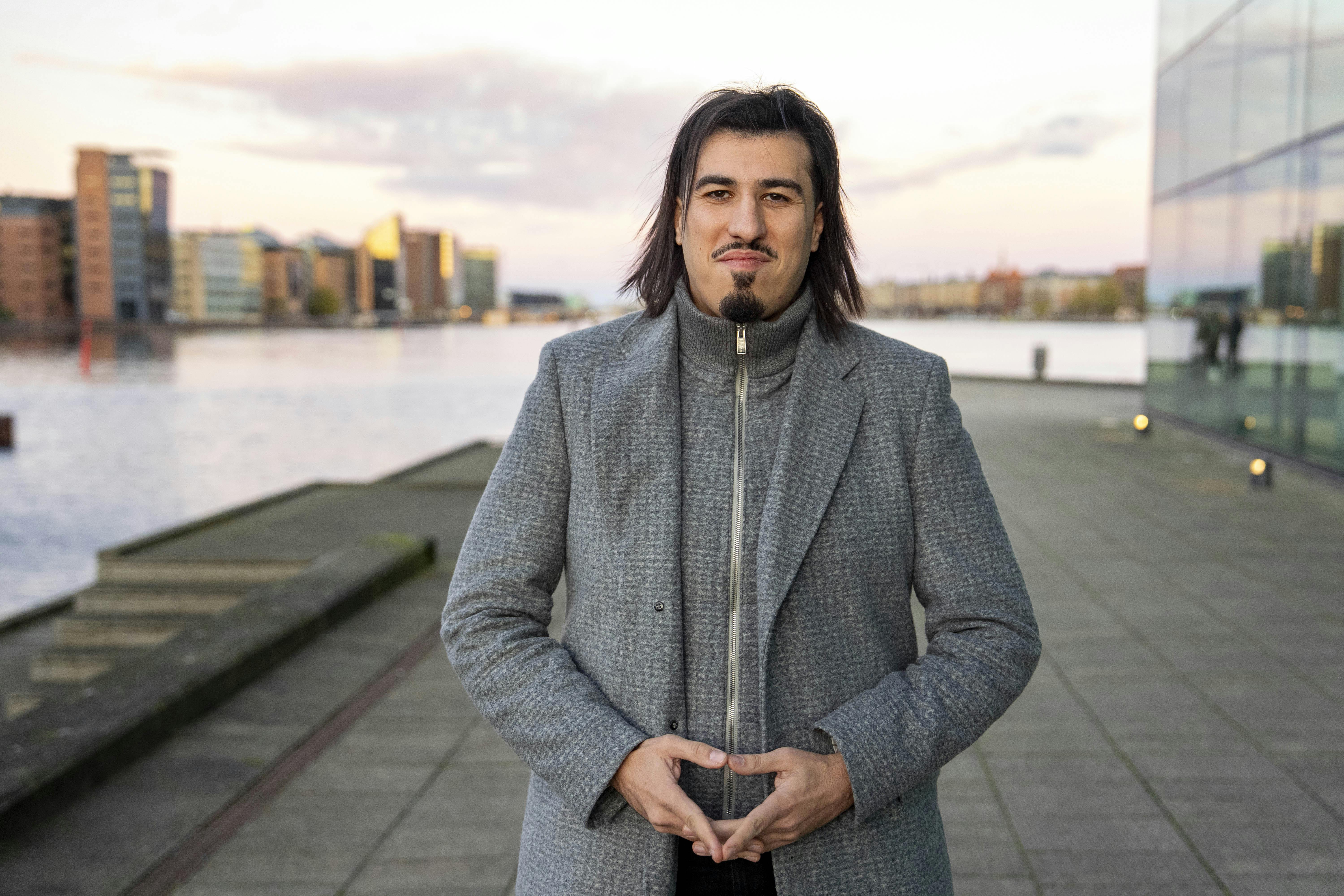 Snak  med Wael, der har udgivet bogen ”Hvidvaskeren” Han stiller nu frem med navn og ansigt, efter han i første omgang har været anonym grundet et voldsomt trusselsbillede fra bandemiljøet herhjemme