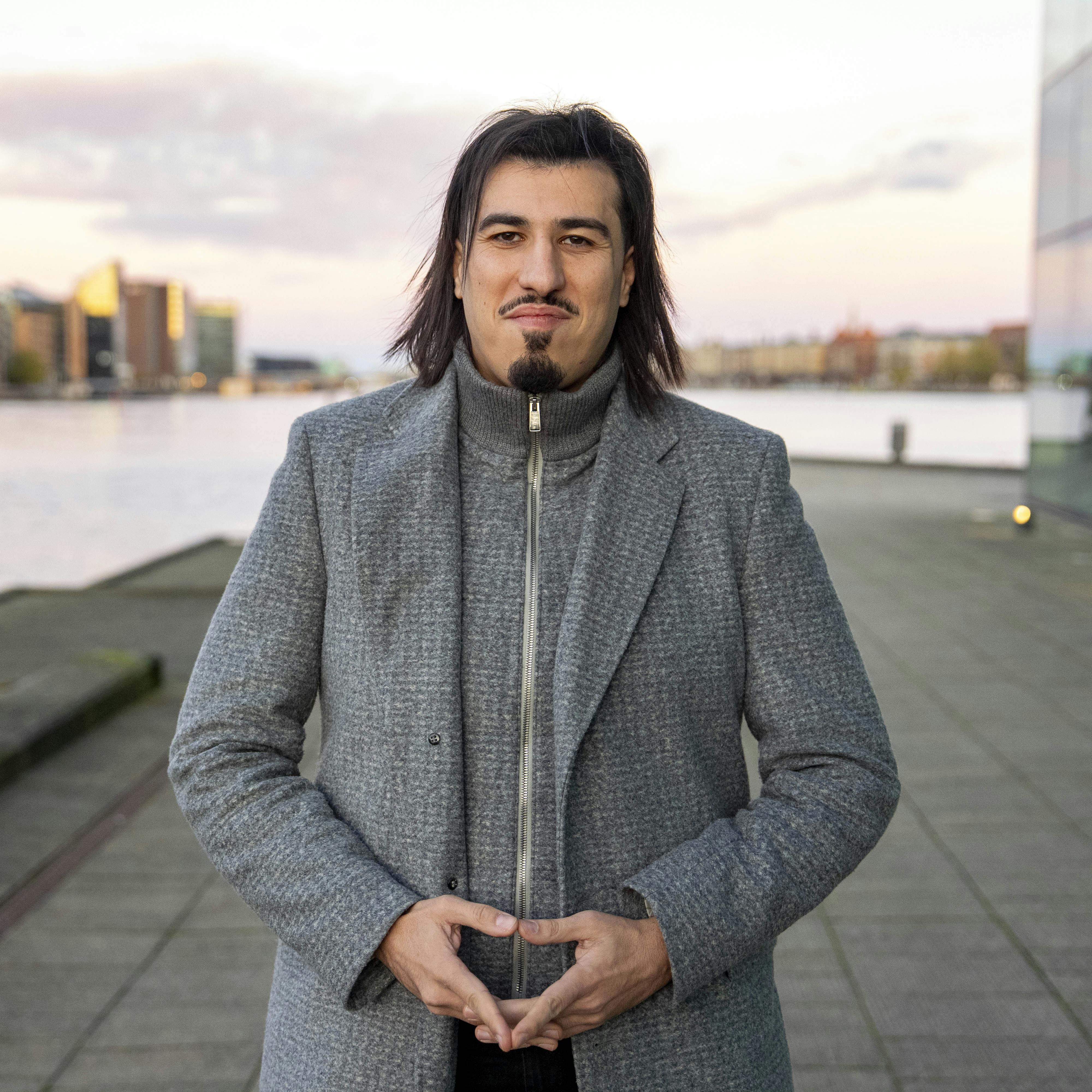 Snak med Wael, der har udgivet bogen ”Hvidvaskeren” Han stiller nu frem med navn og ansigt, efter han i første omgang har været anonym grundet et voldsomt trusselsbillede fra bandemiljøet herhjemme