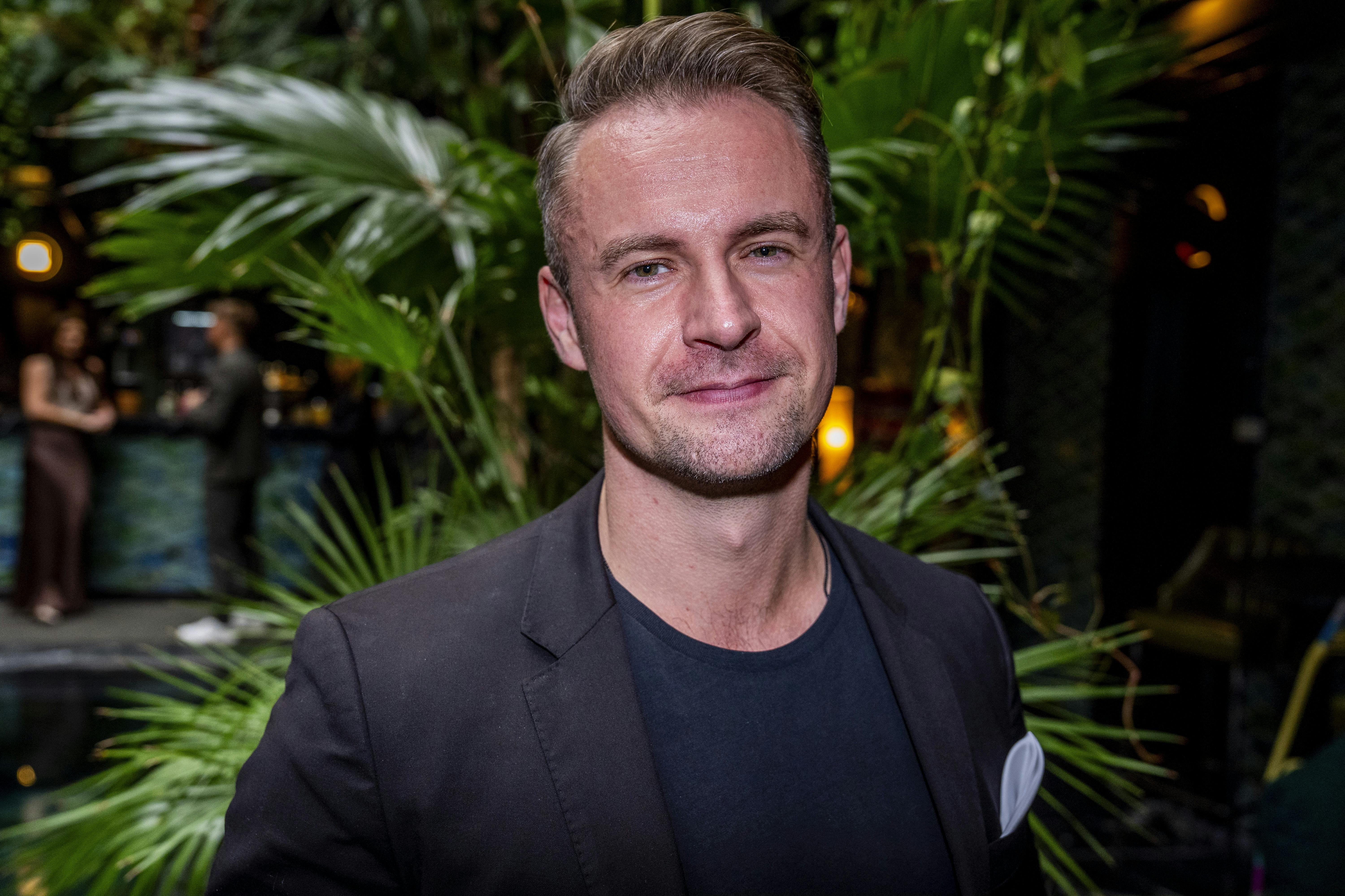 Casper Berthelsen deltager i det nye realityprogram "Villa of Broken Hearts", hvor deltagerne fortæller, hvor kærligheden går galt for dem og forsøger at løse problemet med en coach og hinanden.