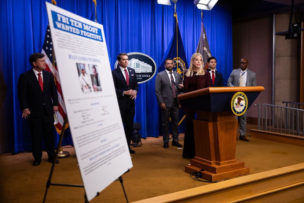 USA's justitsminister, Pam Bondi, holdt onsdag pressemøde sammen med en række amerikanske og canadiske embedsmænd om den eftersøgte Ryan Wedding.