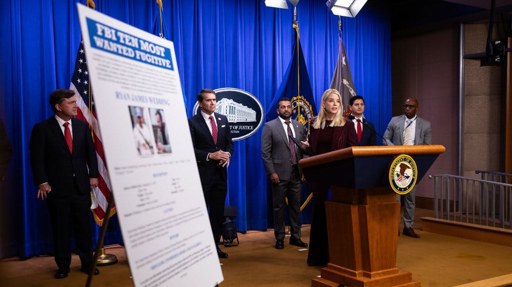 USA's justitsminister, Pam Bondi, holdt onsdag pressemøde sammen med en række amerikanske og canadiske embedsmænd om den eftersøgte Ryan Wedding.