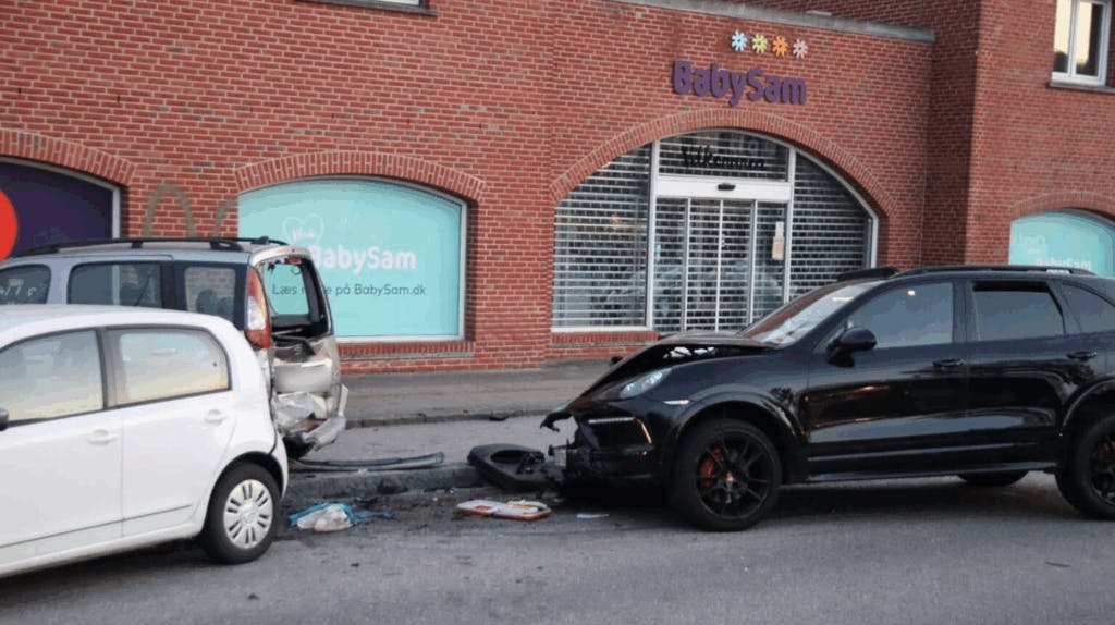 Den 17-årige kørte i den sorte Porsche, da han bragede ind i den 65-årige mand og hans bil.
