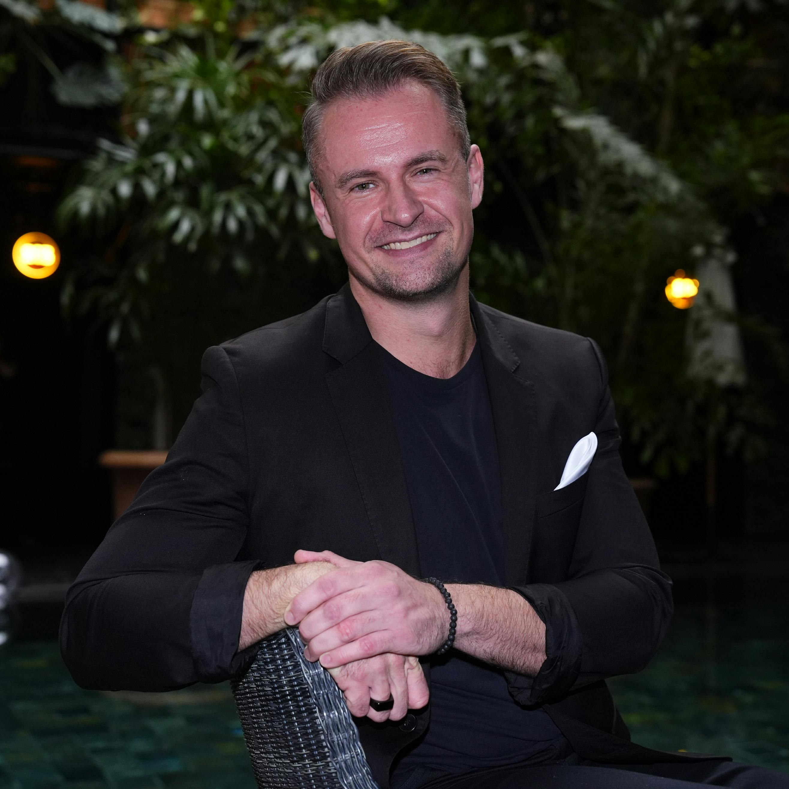 Casper Berthelsen var bachelor i 2021, da den første, danske sæson rullede over skærmen. Nu laver han tv igen som deltager i "Villa of Broken Hearts".