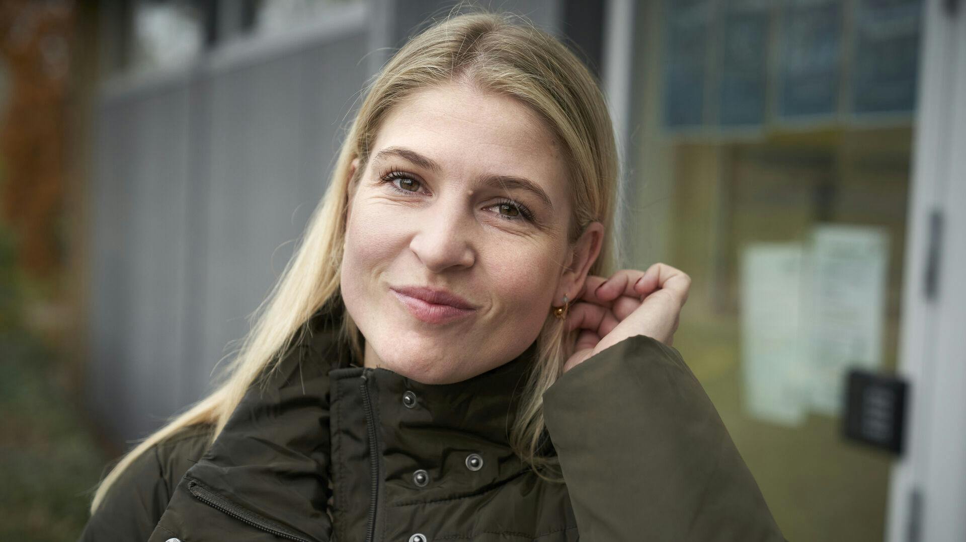 Borgmester Christina Krzyrosiak Hansen ankommer til fintælling på Bjergmarkskolen i Holbæk. Hun har ikke sovet endnu men er til gengæld igen blevet borgmester og fået 10 ekstra mandater.