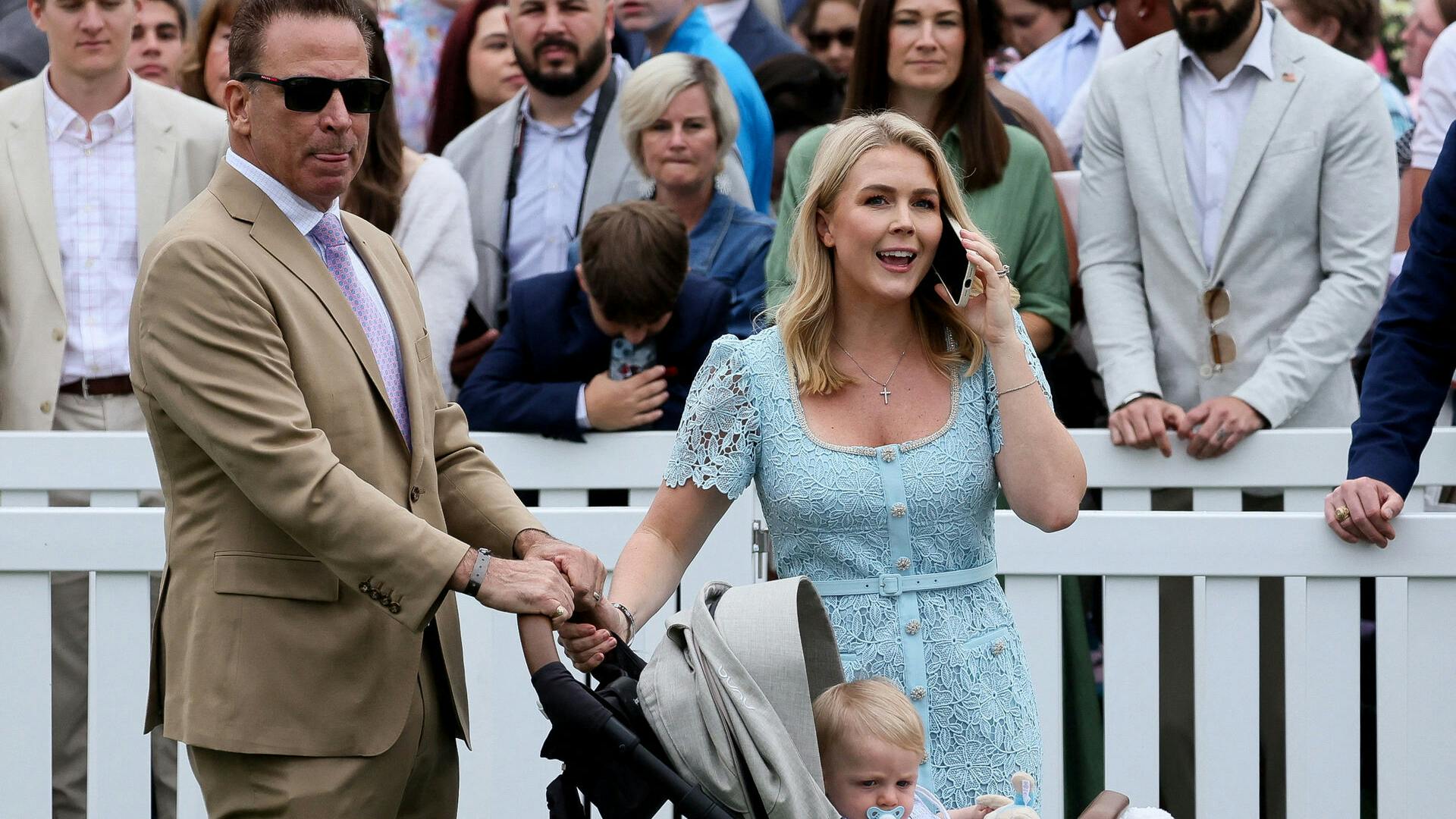 Nu fortæller Karoline Leavitt om sit ægteskab og aldersforskellen.