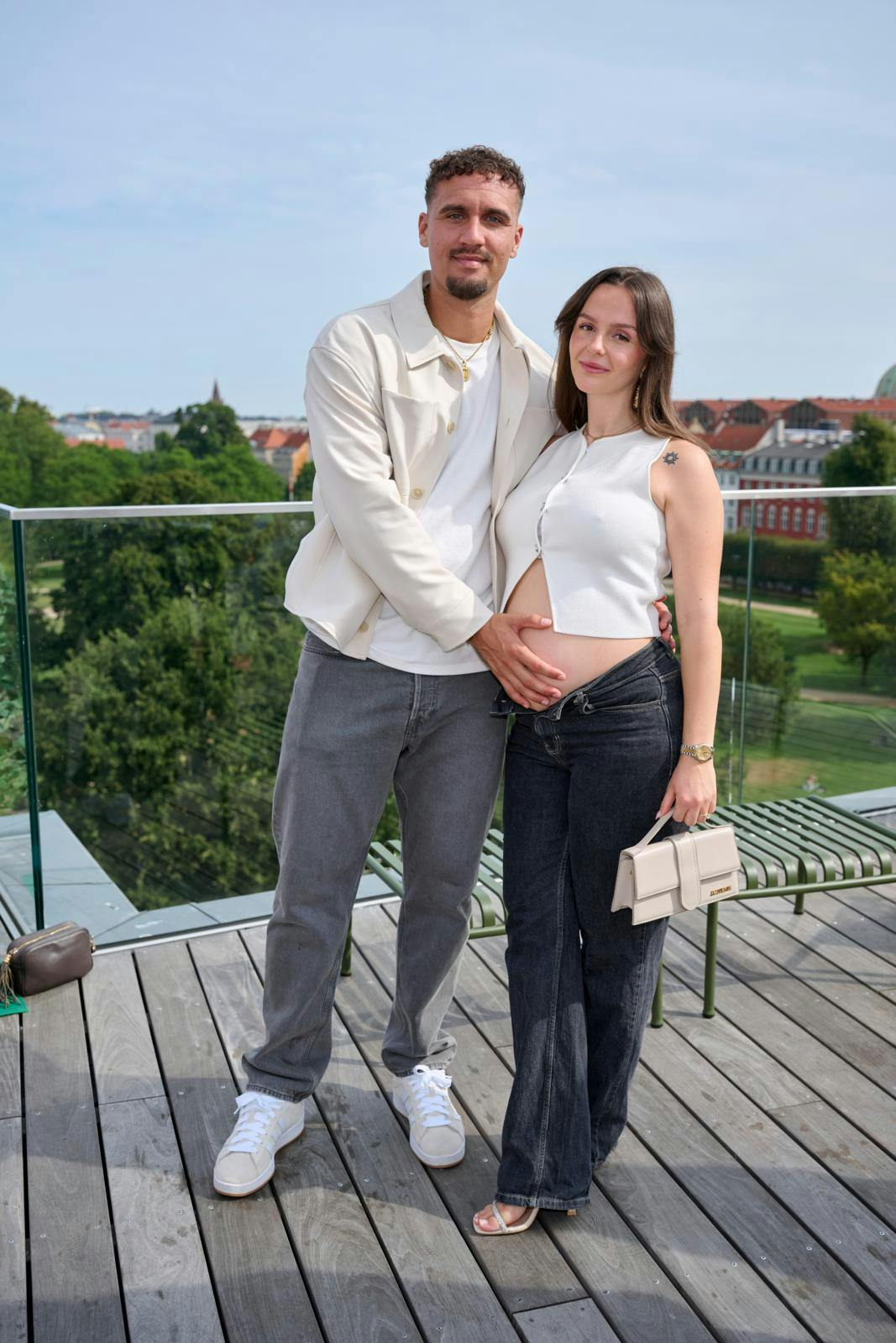 Anton Basbas og kæresten Natasja ved forpremieren på "Robinson Ekspeditionen" i august.