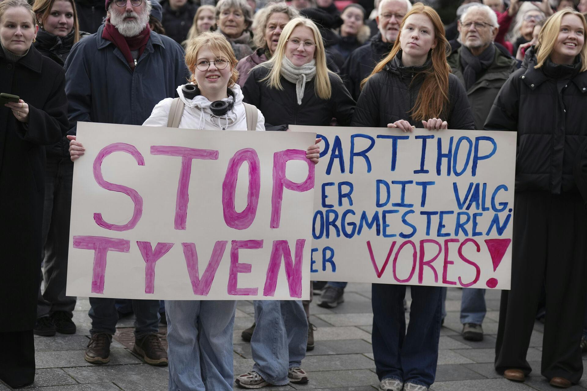 Torsdag viste en gruppe af borgere i Middelfart, hvordan man på en ordentligt måde kan udtrykke sin utilfredshed. Nemlig med en fredelig demonstration og ikke ved at spytte eller true dem, man er uenige med.