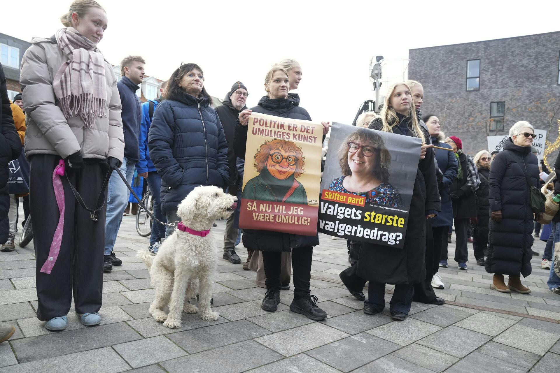 Borgere i Middelfart holdt torsdag demonstration mod politikerlede foran rådhuset i Middelfart, hvor de blandt andet brugte et opslag fra SE og HØR's Facebook-side til at markere deres utilfredshed med Ulla Sørensen.