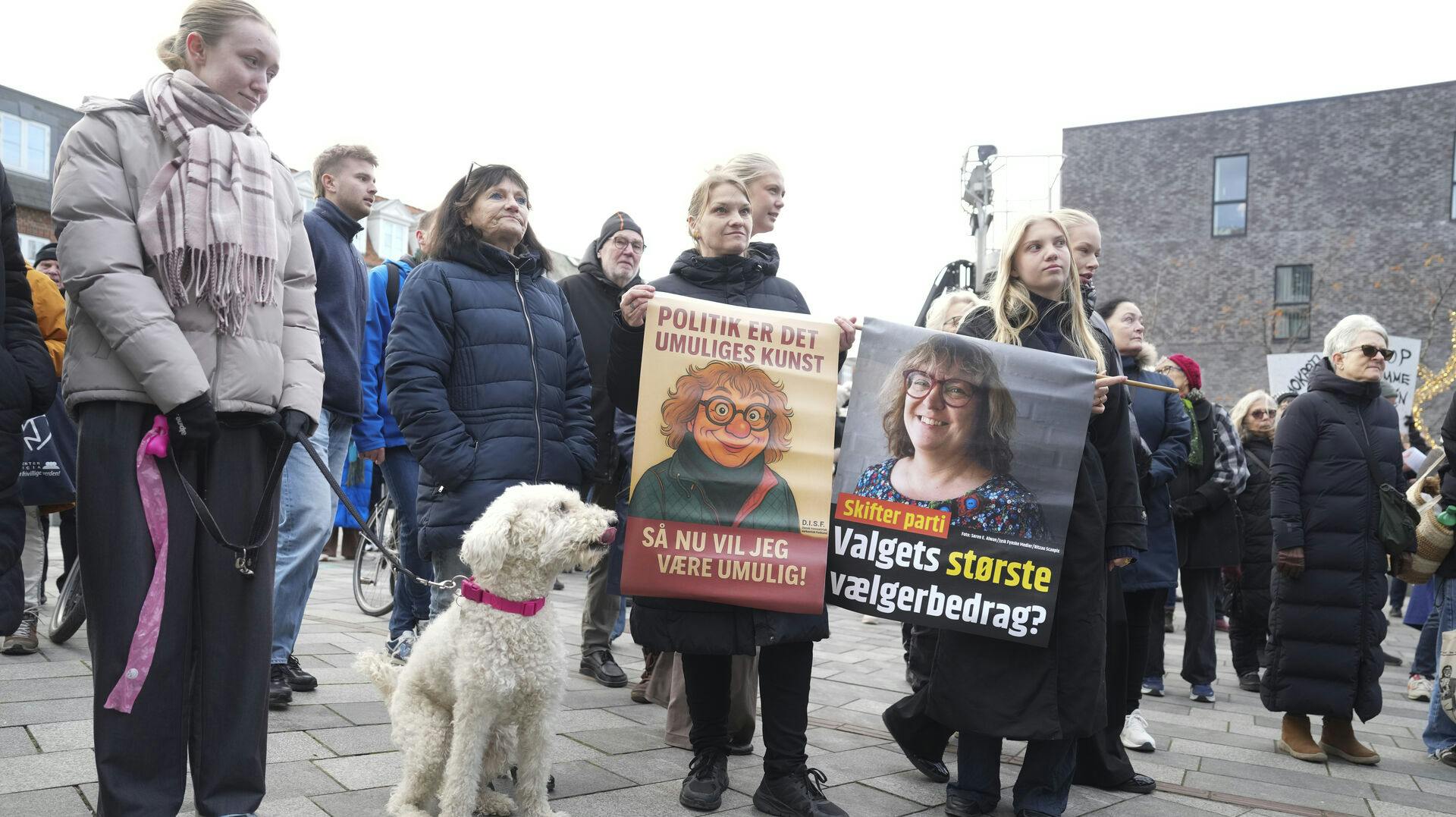 Borgere i Middelfart holdt torsdag demonstration mod politikerlede foran rådhuset i Middelfart, hvor de blandt andet brugte et opslag fra SE og HØR's Facebook-side til at markere deres utilfredshed med Ulla Sørensen.