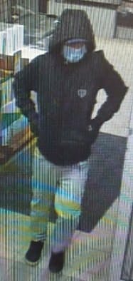 Sådan så gerningsmanden ud, da han torsdag aften gik ind i SuperBrugsen og slap afsted med et mindre pengebeløb og nogle cigaretter.