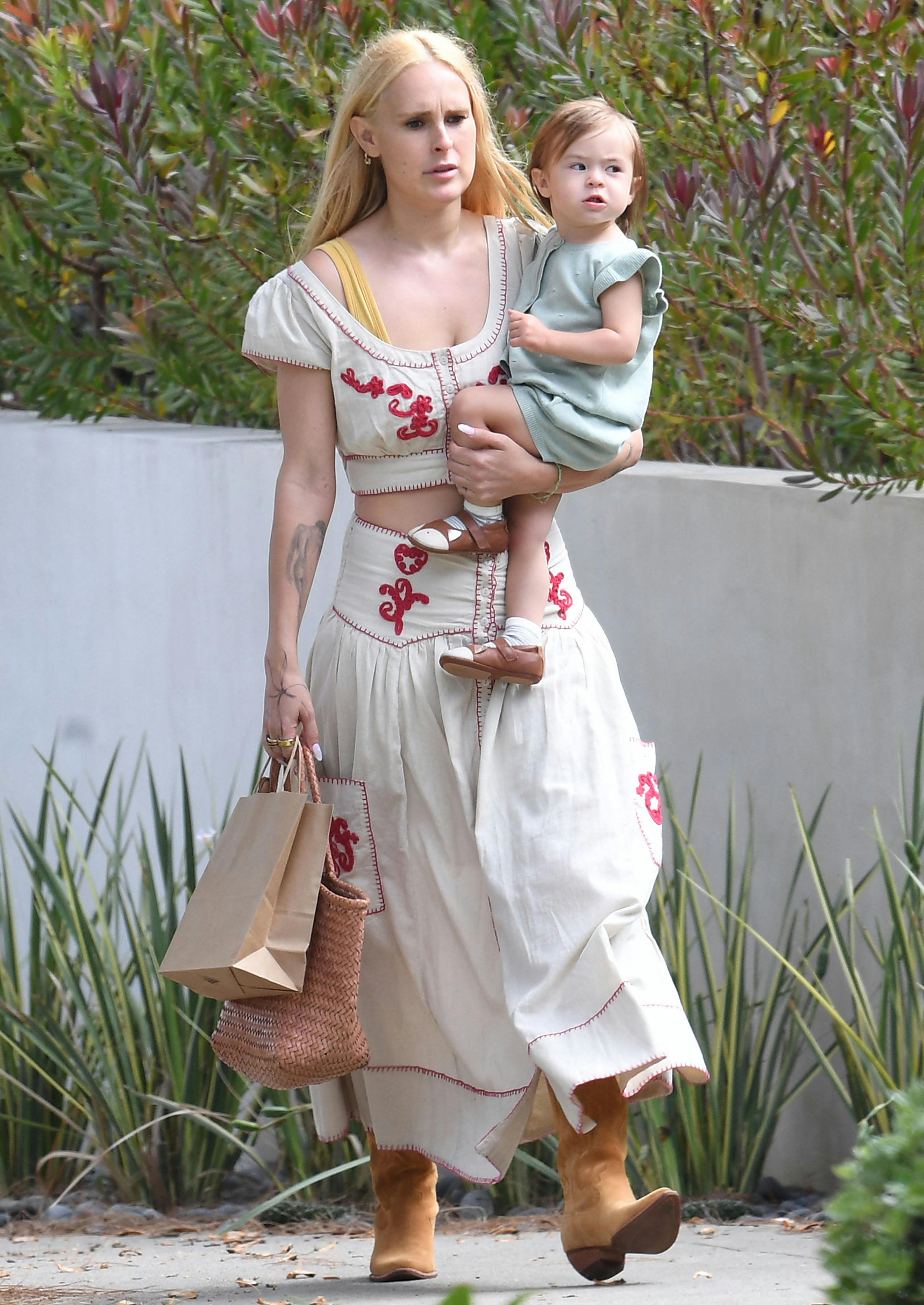 Rumer Willis ses her sammen med datteren Louetta: - Jeg er bare taknemmelig for, at jeg kan tage derhen med Louetta, og at vi kan tilbringe tid med ham, siger hun om besøgene hos sin far.