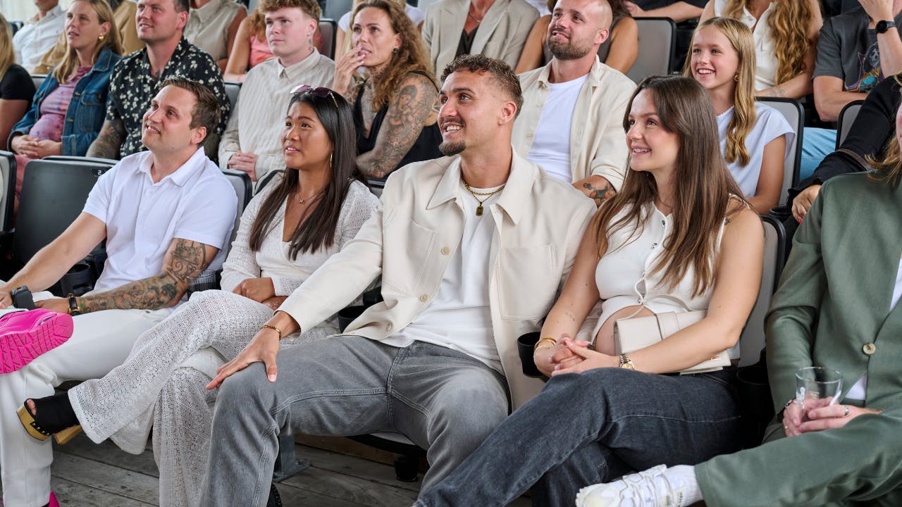 Natasjas mave tittede fint frem under forpremieren, hvor hun holdt Anton Basbas i hånden.