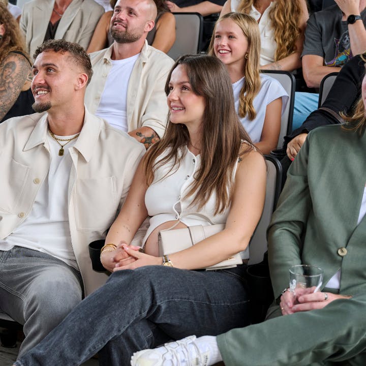 Natasjas mave tittede fint frem under forpremieren, hvor hun holdt Anton Basbas i hånden.