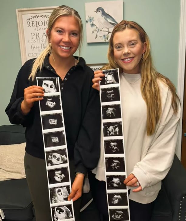 Veninderne Madison og Jamesen bar tilsammen rundt på fem babyer under deres graviditet.