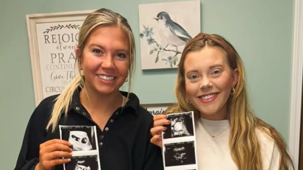 Veninderne Madison og Jamesen bar tilsammen rundt på fem babyer under deres graviditet.