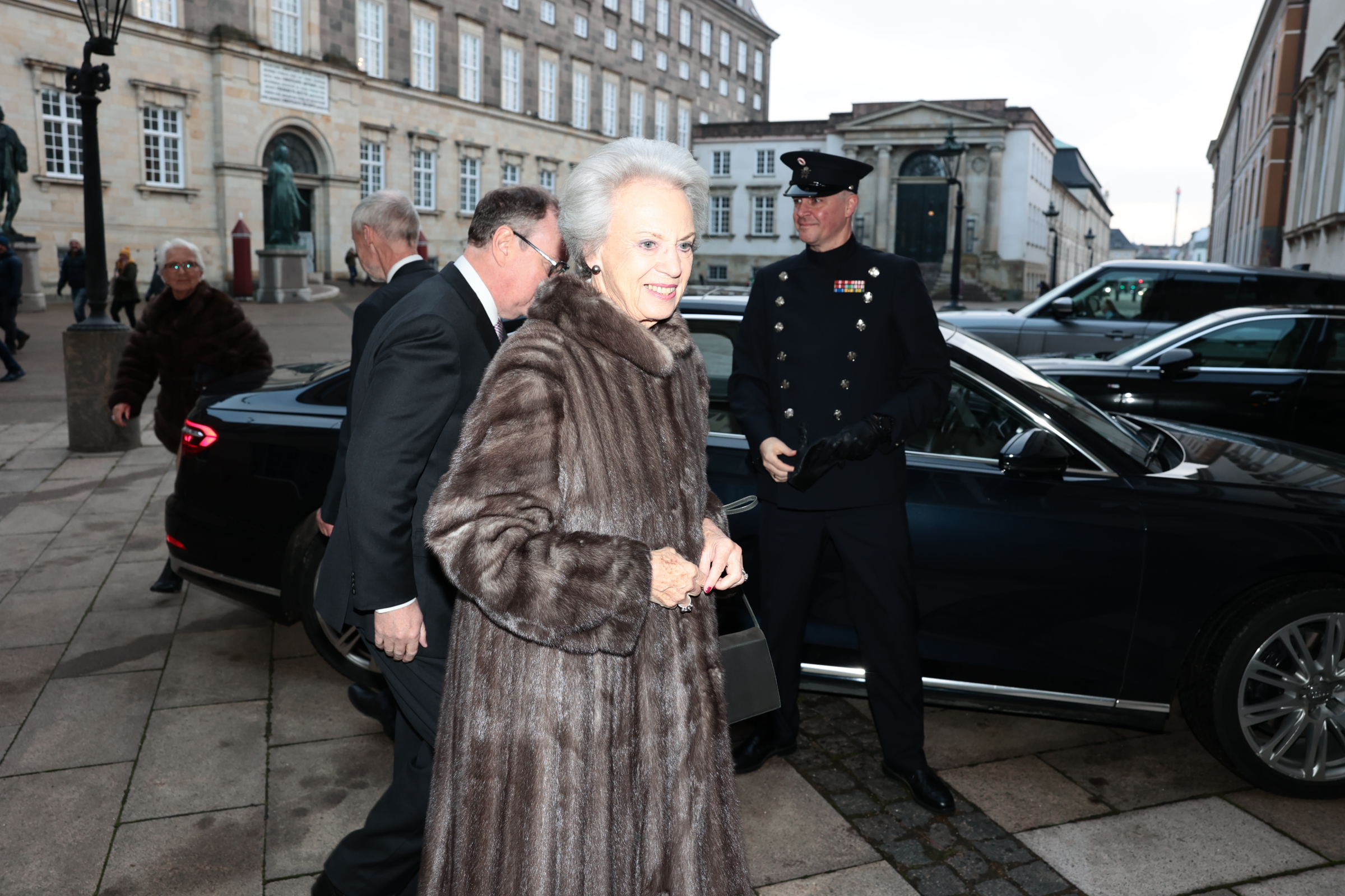 Prinsesse Benedikte brugte sin lørdag på at tage til koncert i Christiansborg Slotskirke. Her holdt den islandske ambassade julekoncert.