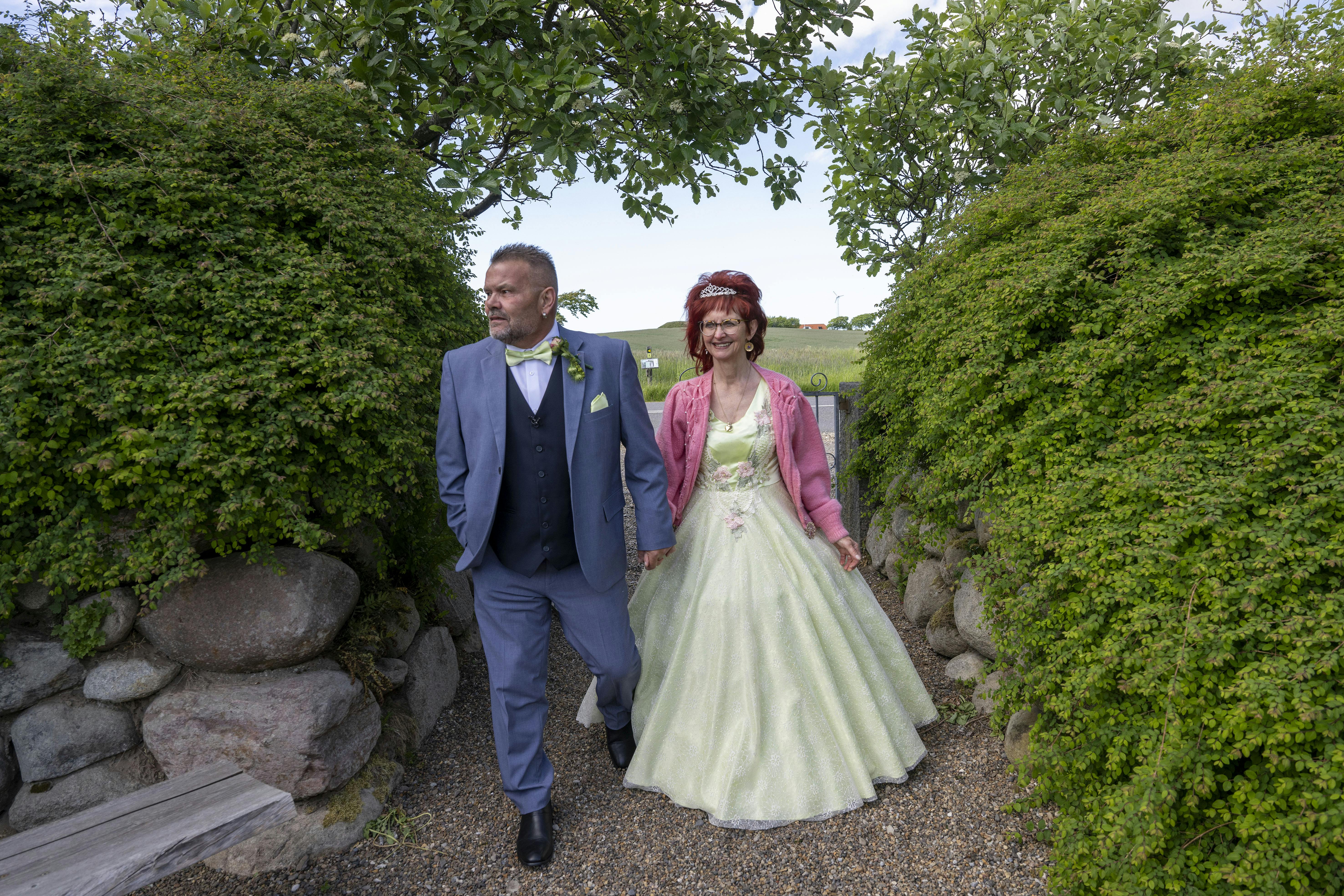 Sussi og Steen bliver gift på gården i Saltum. Nu har hun indlemmet ham i familiefirmaet.