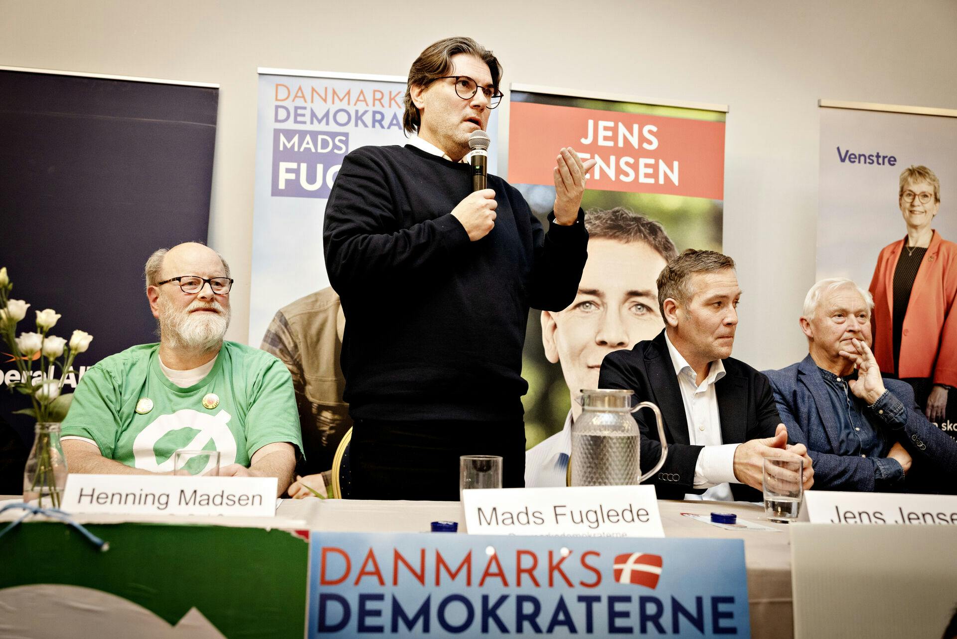 Mads Fuglede er egentlig udråbt som borgmester i Ringkøbing-Skjern Kommune, men nu truer SF med at trække sine mandater, hvilket vil give Fuglede et spinkelt flertal.