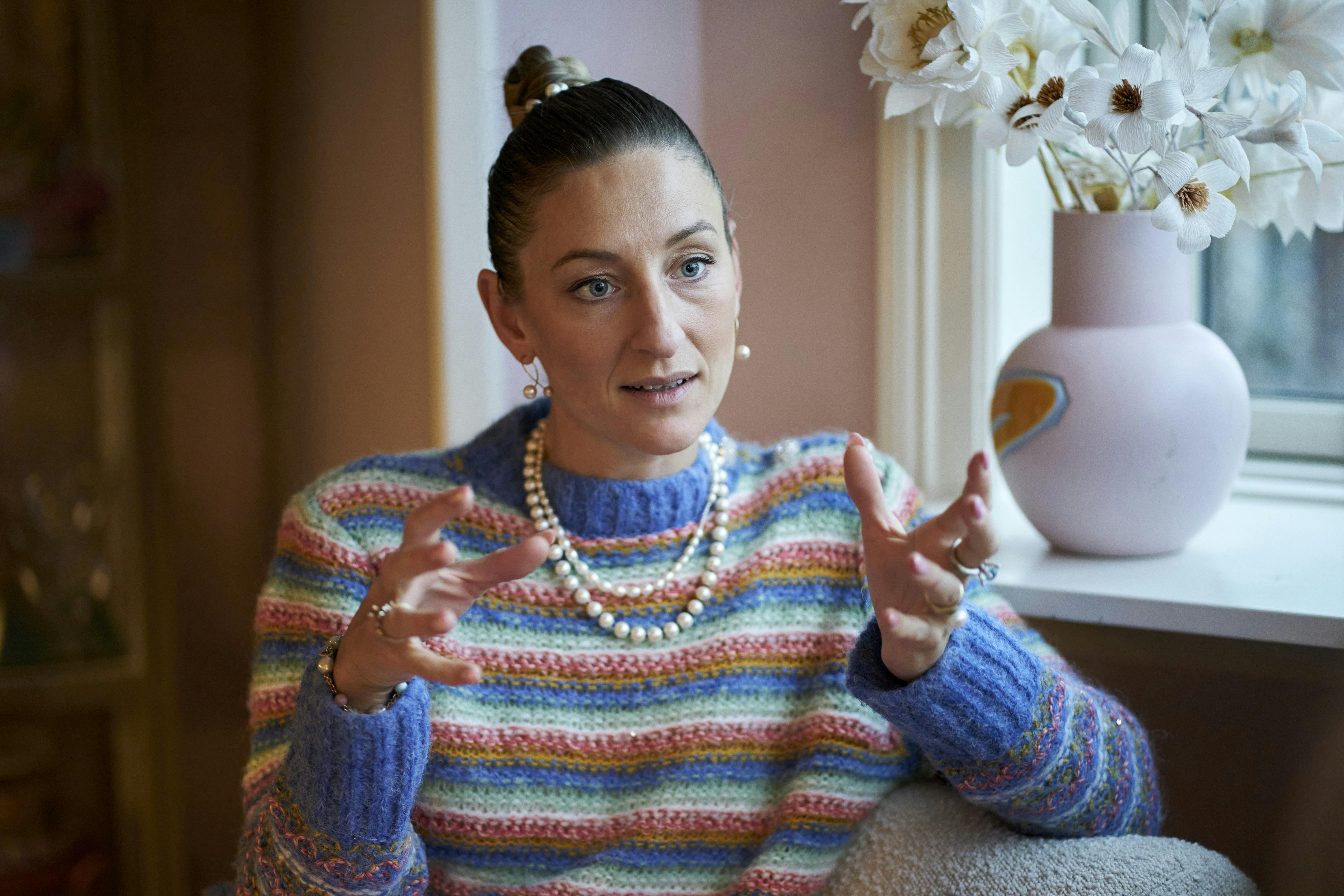 Annemette Voss måtte selv ringe til politiet – passagererne så bare til.