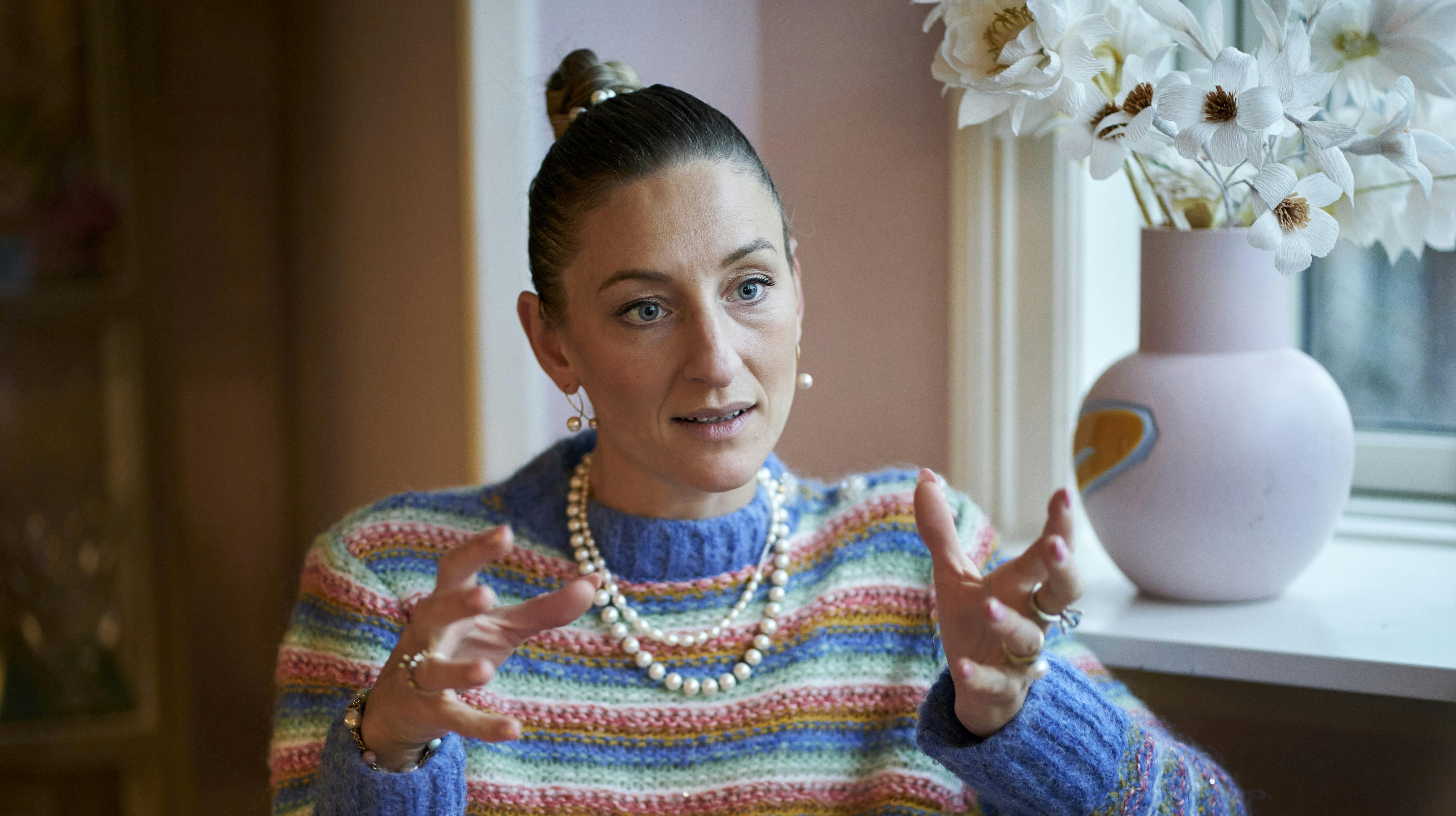 Annemette Voss måtte selv ringe til politiet – passagererne så bare til.