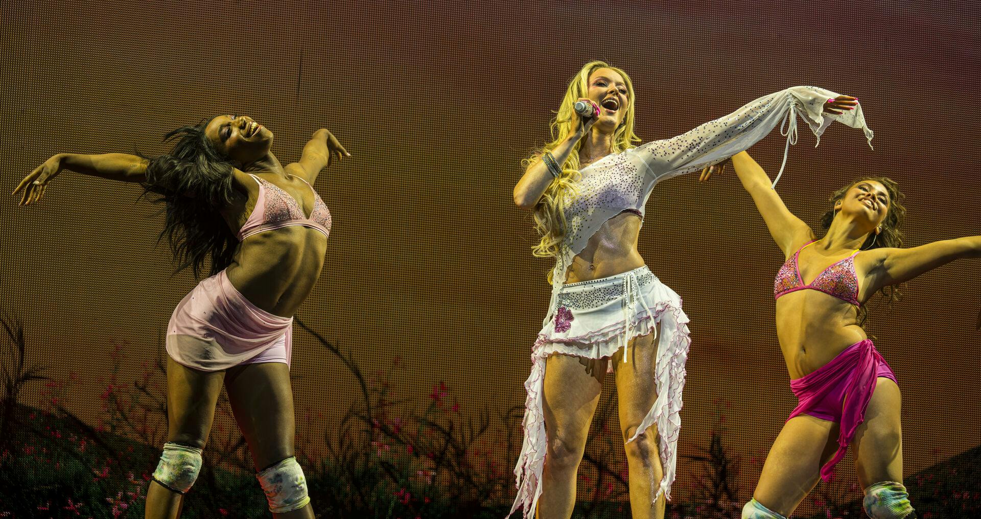 Svenske Zara Larsson på scenen i Royal Arena tirsdag 18. november 2025.