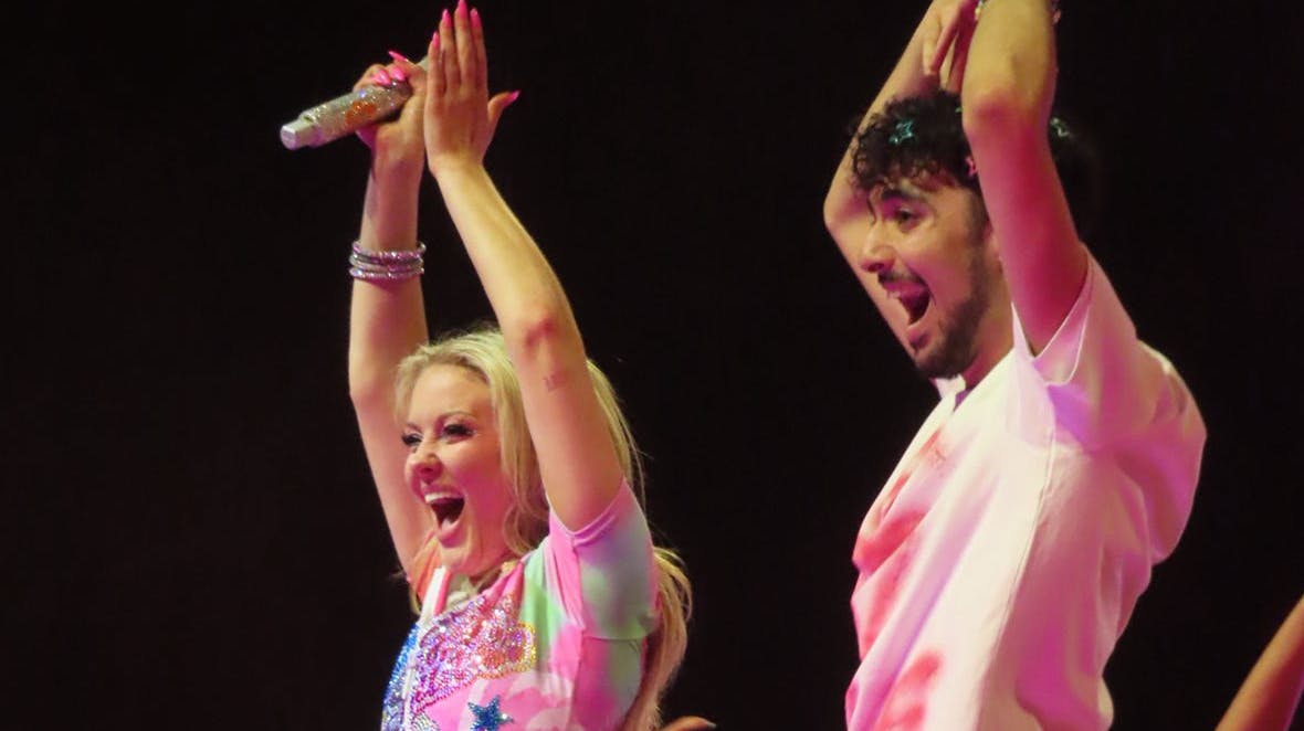 Adam har været fan af Zara Larsson, siden hun udgav sit hit "Uncover" i 2013. - Jeg elsker pop, og popscenen holder jeg altid øje med. Jeg føler, hun har været et undervurderet ikon, og jeg er glad for, at verden endelig ser, at hun laver fede popsange.