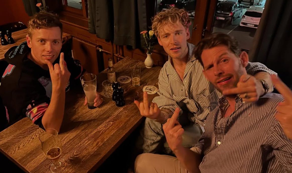 Mads Langer hylder blandt andet vennerne Christopher Nissen og Rasmus Seebach, der ligesom han er nogle af landets allerstørste popmusikere.