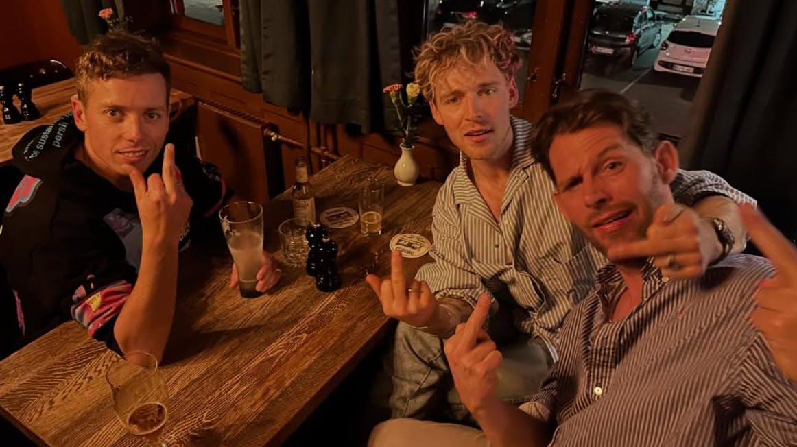 Mads Langer hylder blandt andet vennerne Christopher Nissen og Rasmus Seebach, der ligesom han er nogle af landets allerstørste popmusikere.