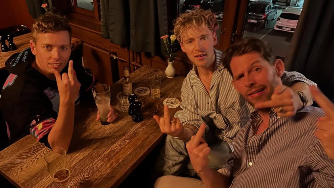 Mads Langer hylder blandt andet vennerne Christopher Nissen og Rasmus Seebach, der ligesom han er nogle af landets allerstørste popmusikere.